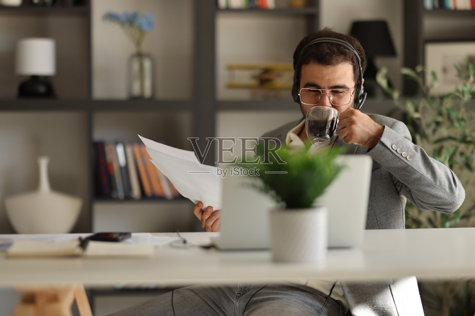 一个商人在办公室用笔记本电脑进行视频通话。照片摄影图片