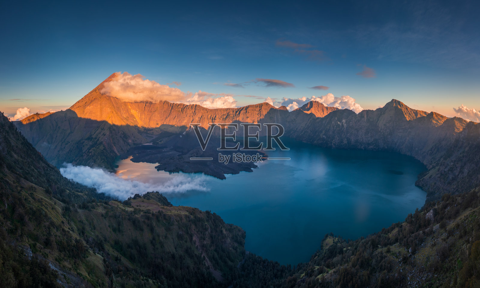 夕阳中的林贾尼山照片摄影图片
