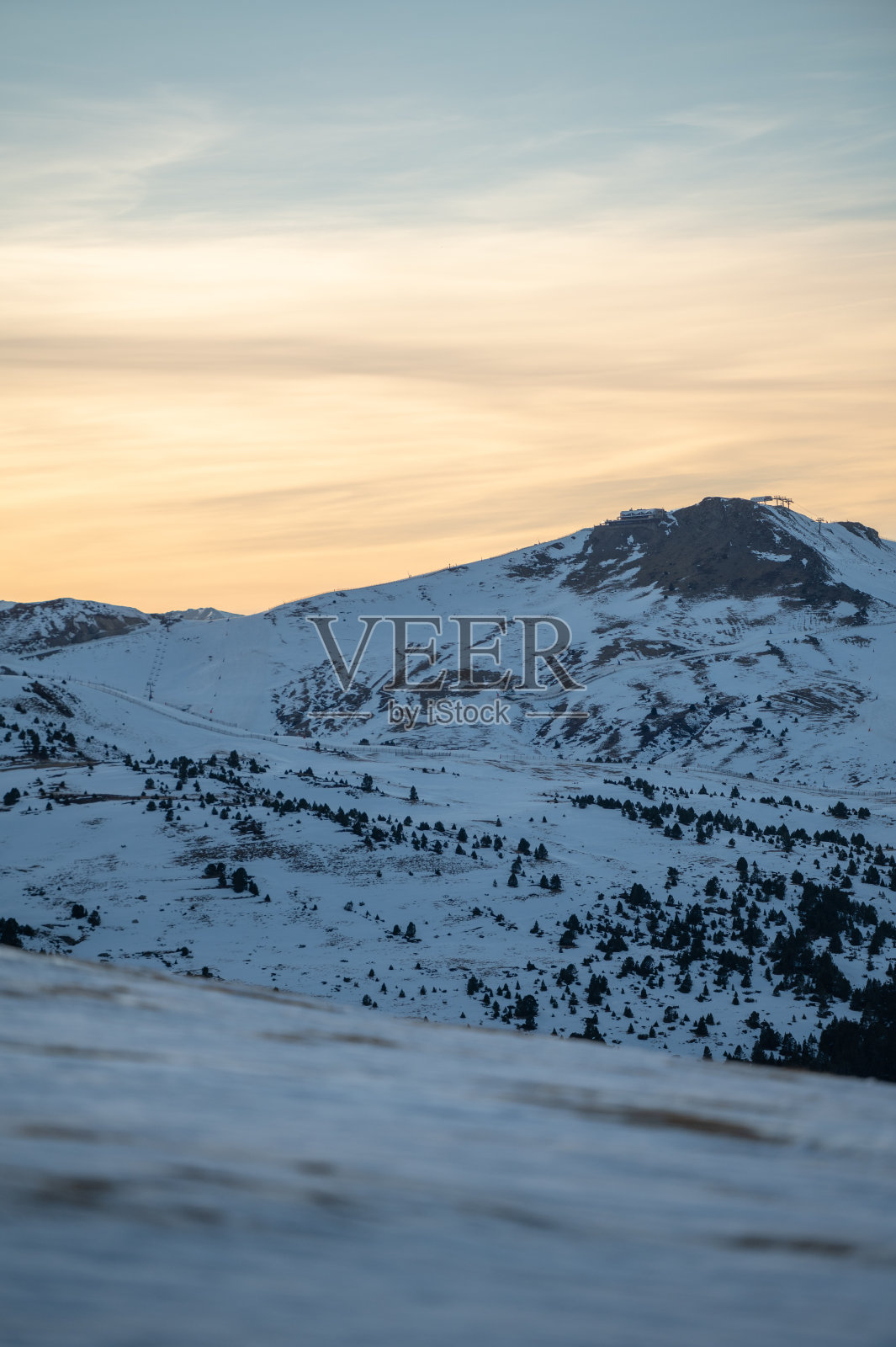 从安道尔的格兰瓦利拉滑雪胜地到比利牛斯山脉照片摄影图片