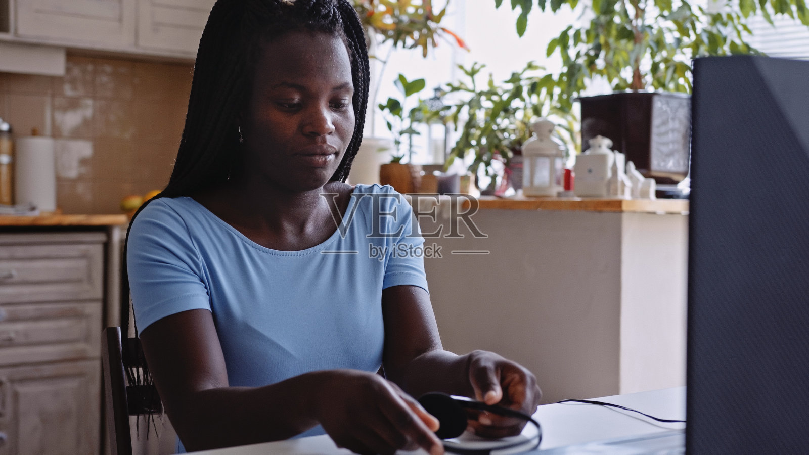 远程工作。呼叫中心的女孩在家工作。照片摄影图片