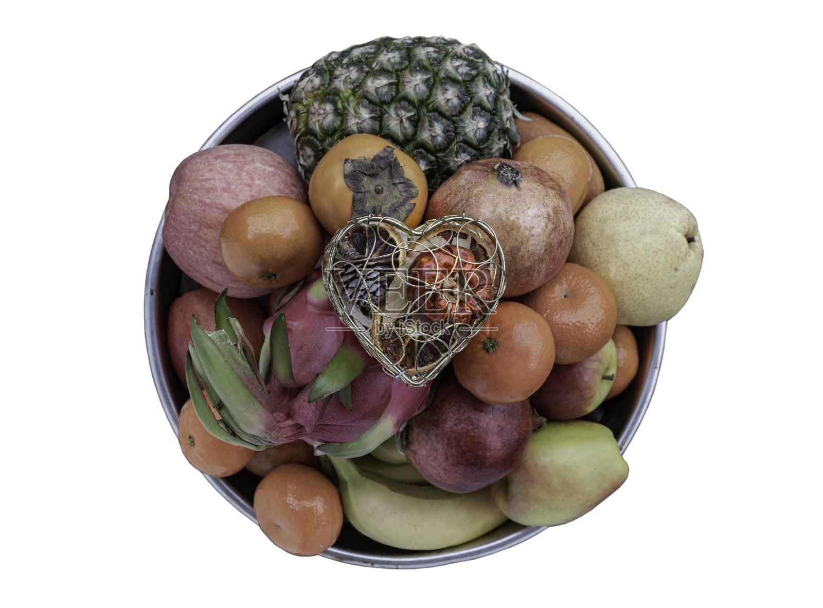 金色的心形网格的情况下，充满了干果品种的各种各样的水果孤立的白色背景与剪切路径。照片摄影图片