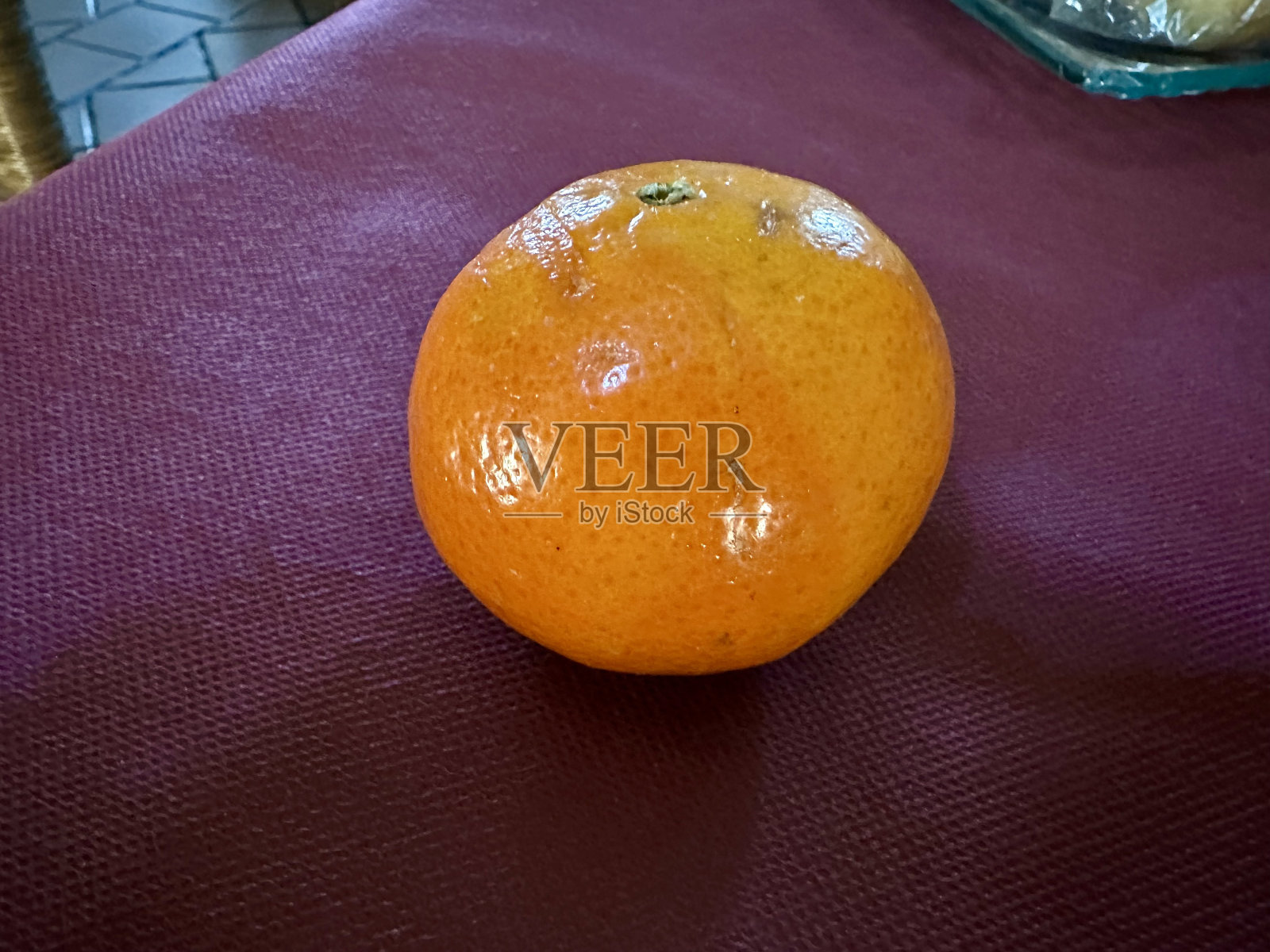 紫色桌布上鲜艳的橘红色:早餐的色彩爆发照片摄影图片