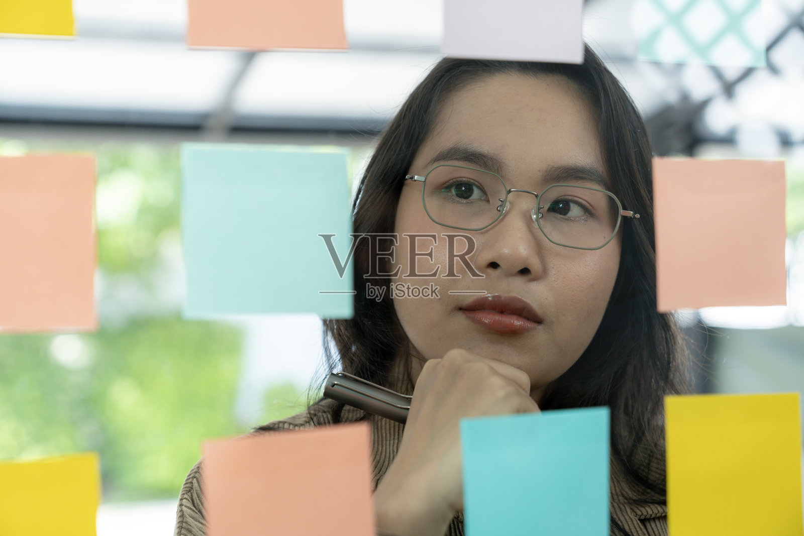 撰写商业计划的女商人。照片摄影图片