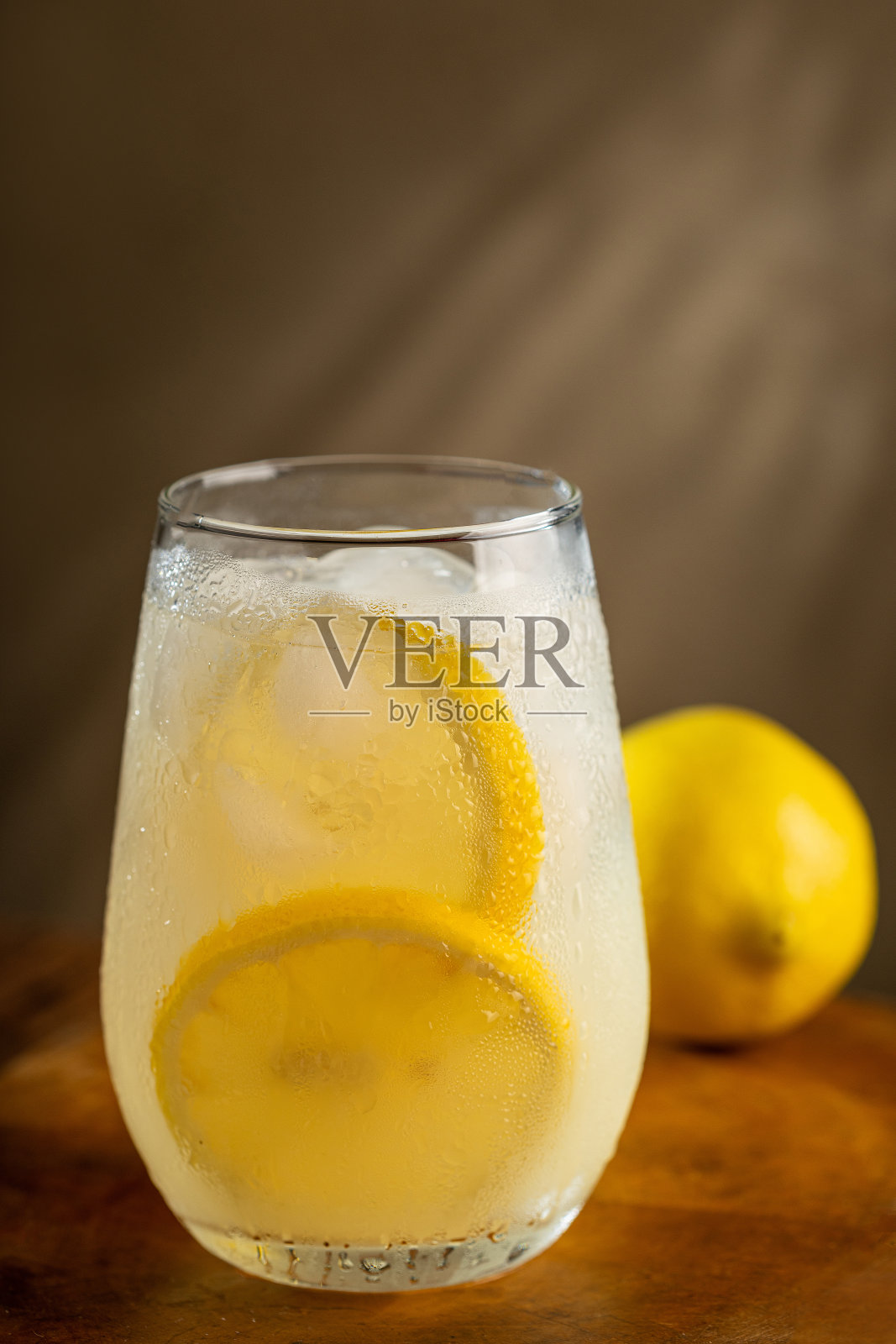 一杯清爽的柠檬自制饮料。照片摄影图片