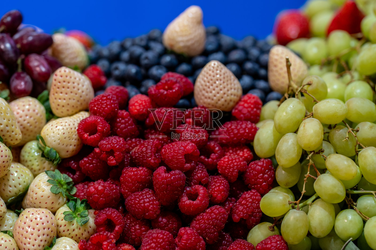 混合了白草莓，覆盆子，葡萄和黑蔓越莓照片摄影图片