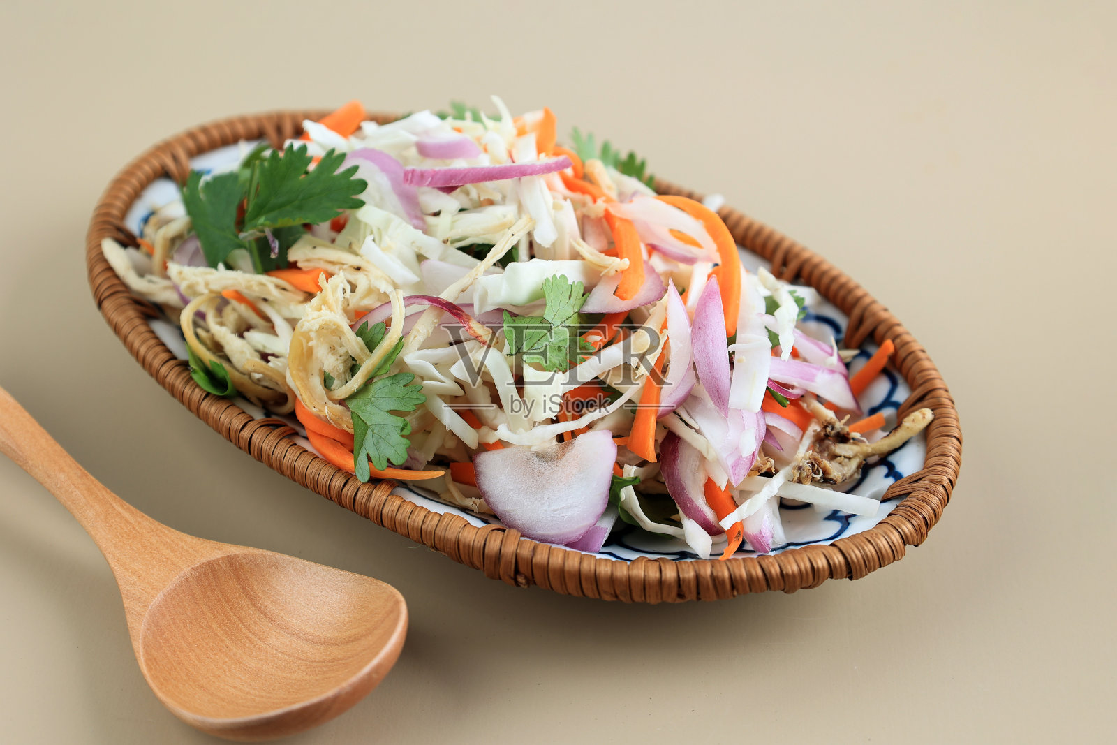 Goi Ga Chao Ga，各种蔬菜鸡肉沙拉照片摄影图片