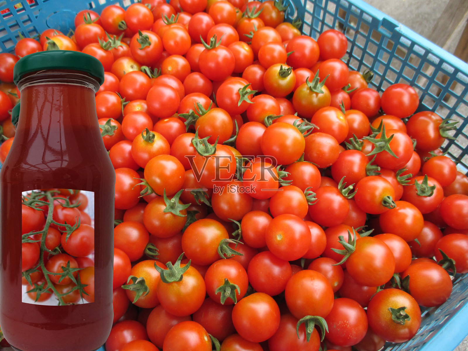 在背景中堆放着成熟的西红柿照片摄影图片