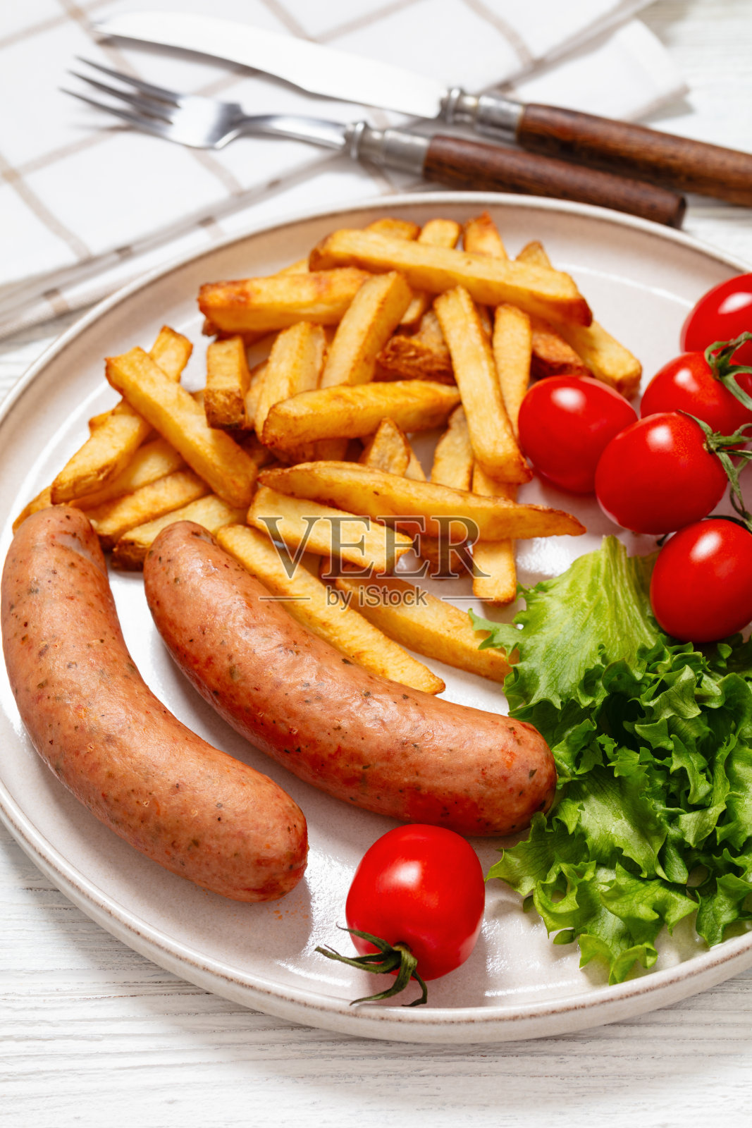 香肠配土豆，生菜，西红柿，俯视图照片摄影图片