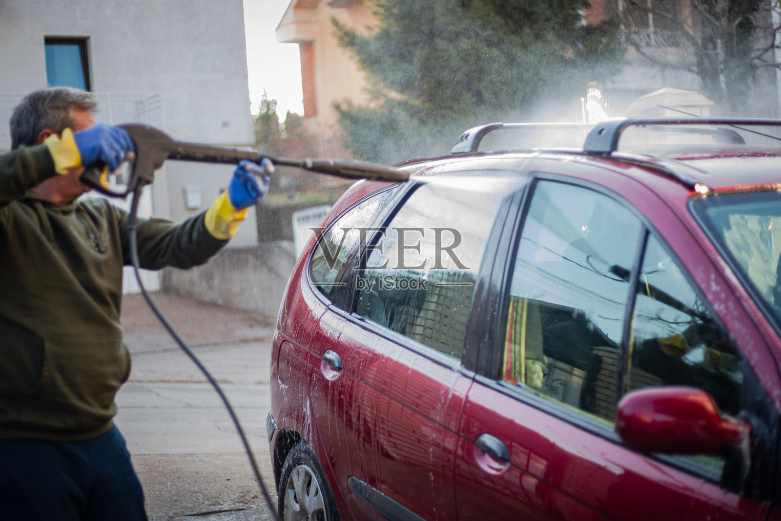 DIY，男人自己洗车照片摄影图片