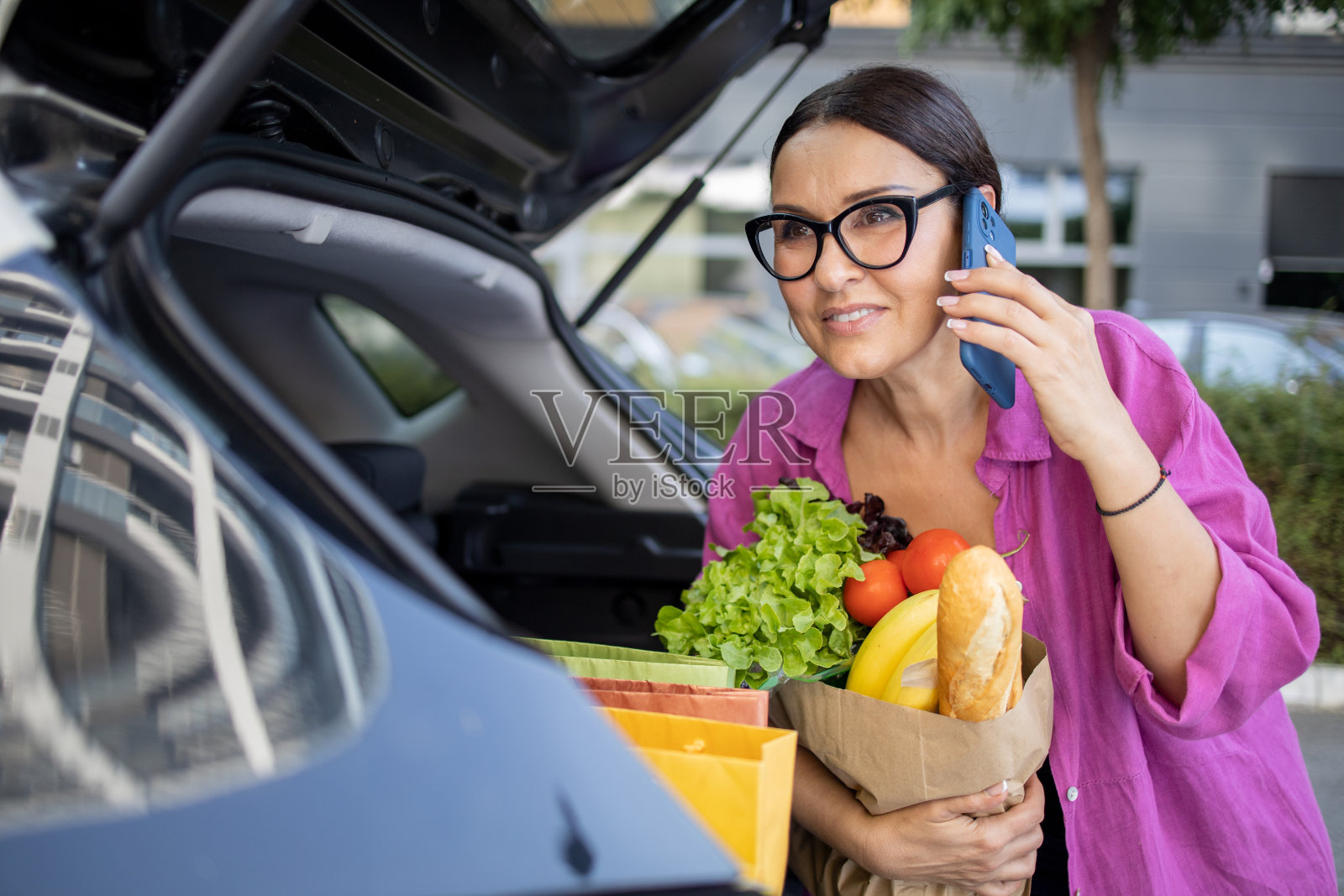 一位女士正在购物归来照片摄影图片