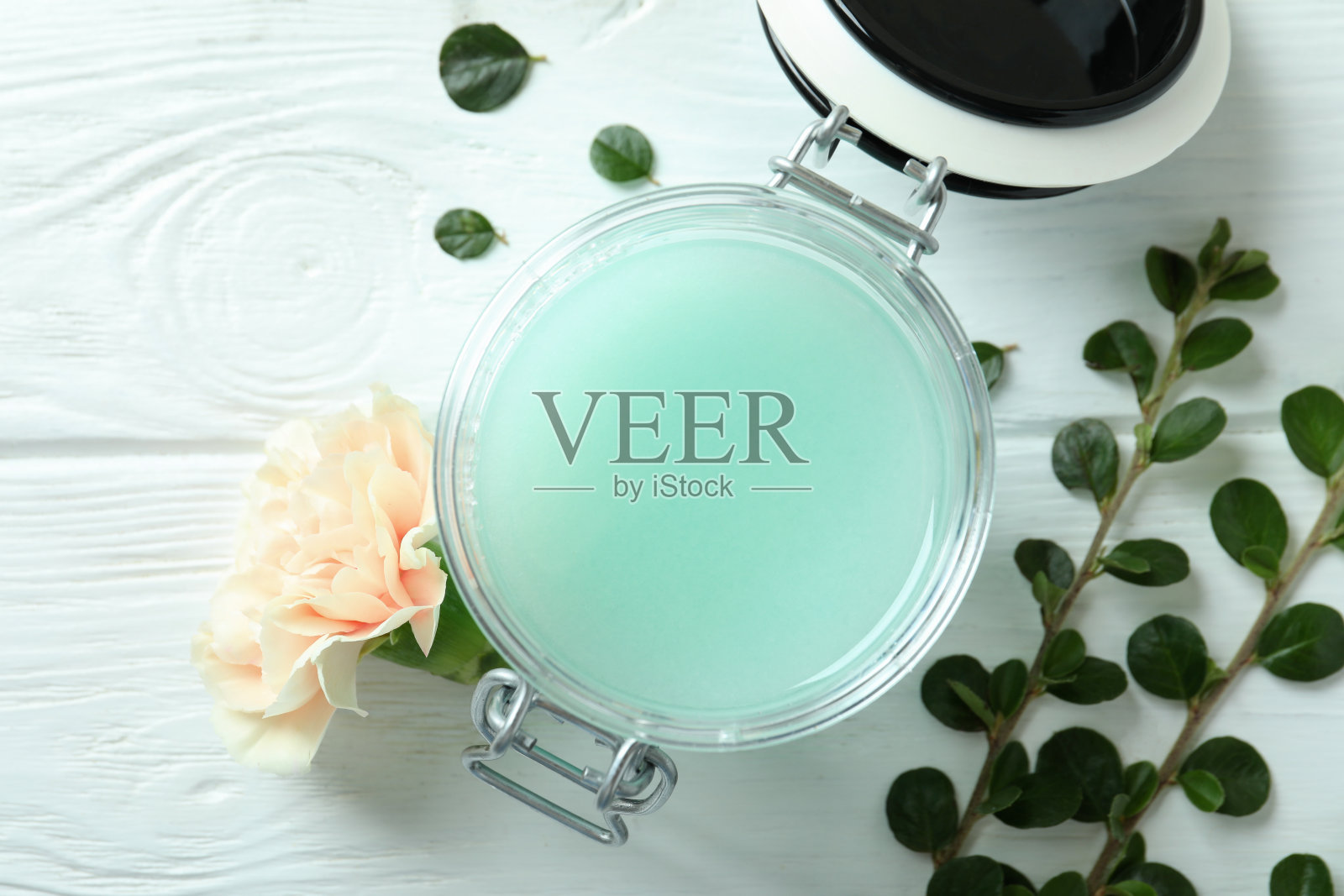 白色木桌上的天然水疗化妆品照片摄影图片