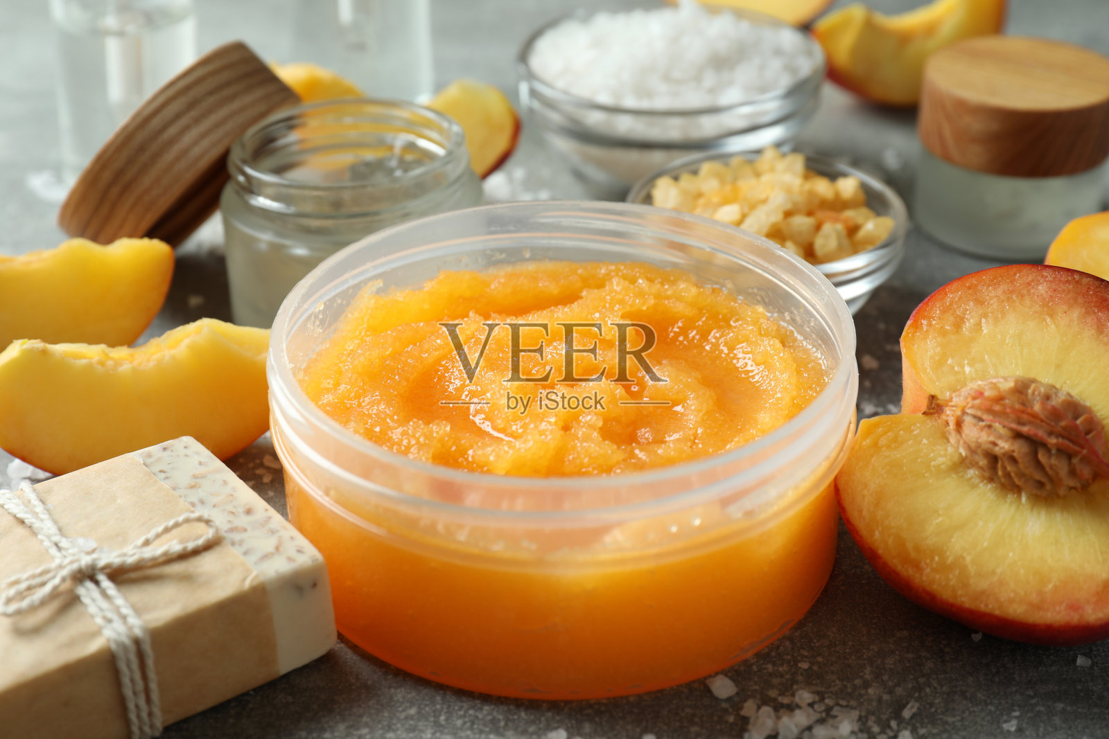 灰色纹理台面上的天然spa化妆品照片摄影图片