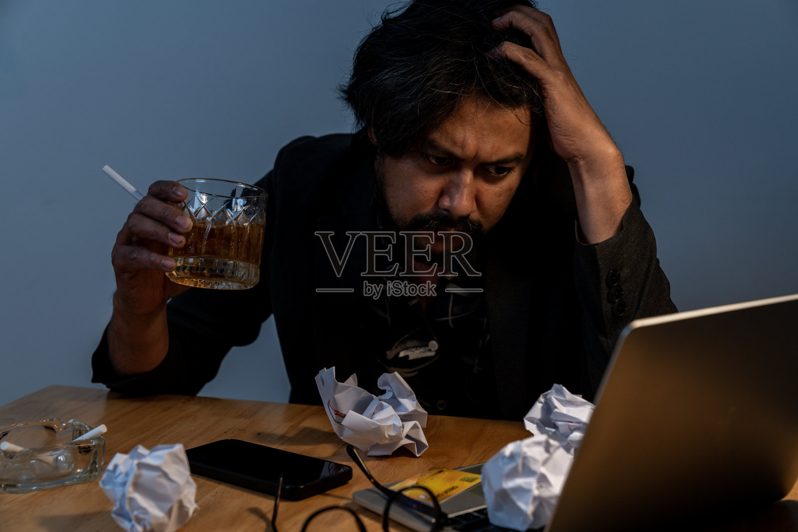 经历失败和喝酒的商人照片摄影图片