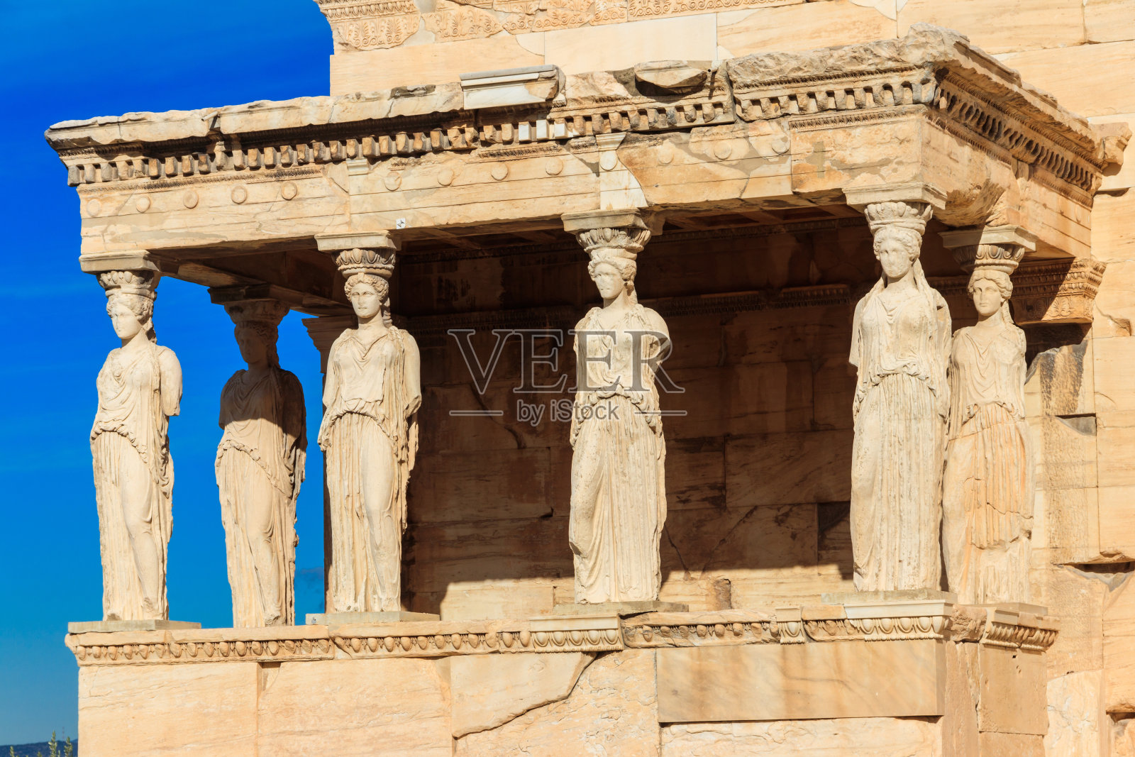 雅典娜波利阿斯神庙的女像柱门廊是希腊雅典卫城北侧的一座古希腊爱奥尼亚神庙照片摄影图片