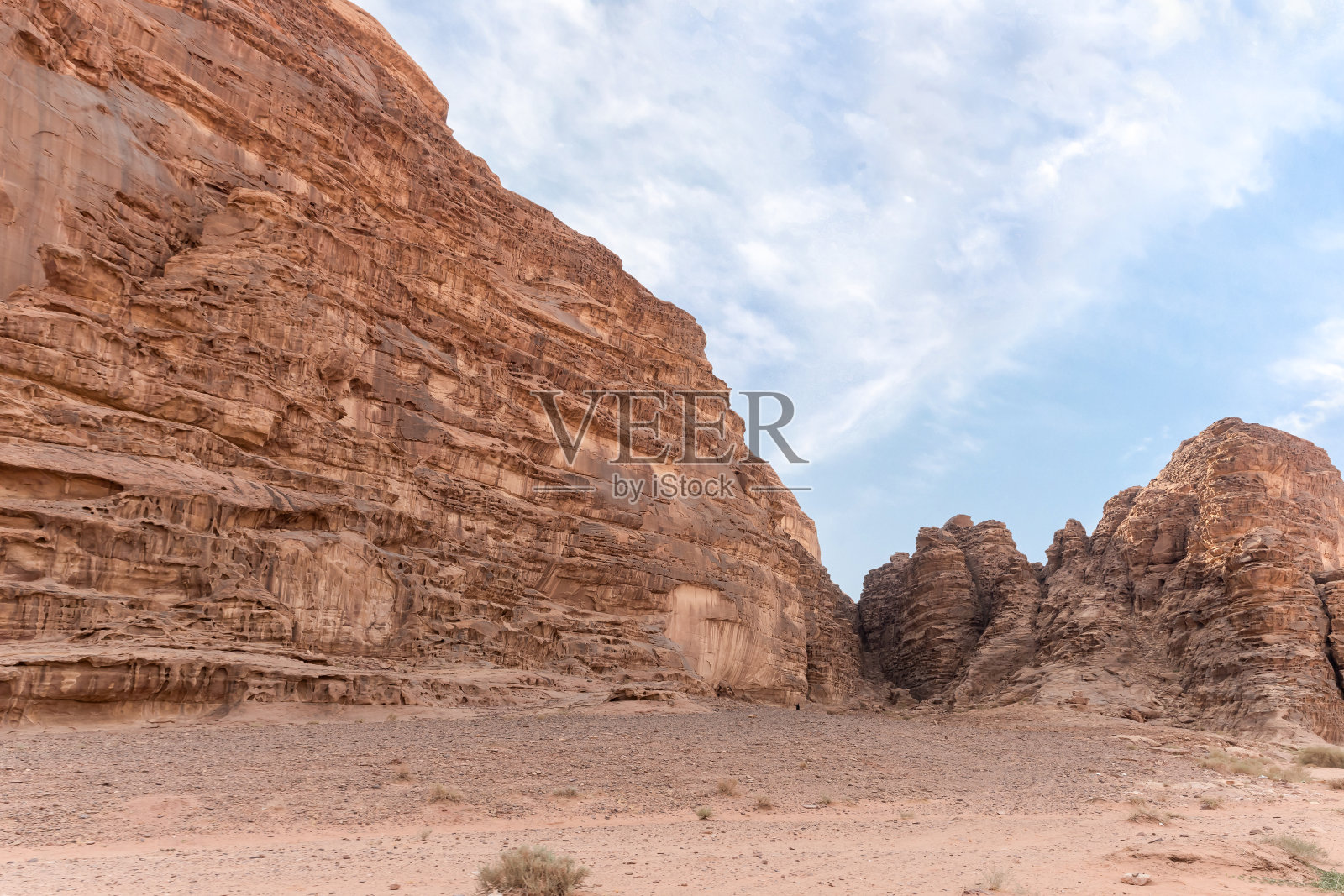 约旦安曼附近瓦迪拉姆无尽的红色沙漠中高山的独特美景照片摄影图片