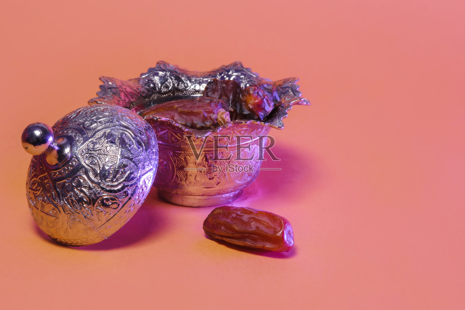 在斋月，开斋时的食物是枣。照片摄影图片