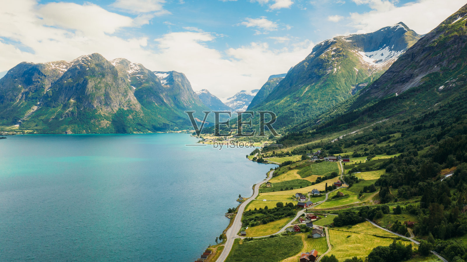 鸟瞰风景公路在夏季景观由水晶蓝色峡湾与田园诗般的山景在挪威照片摄影图片