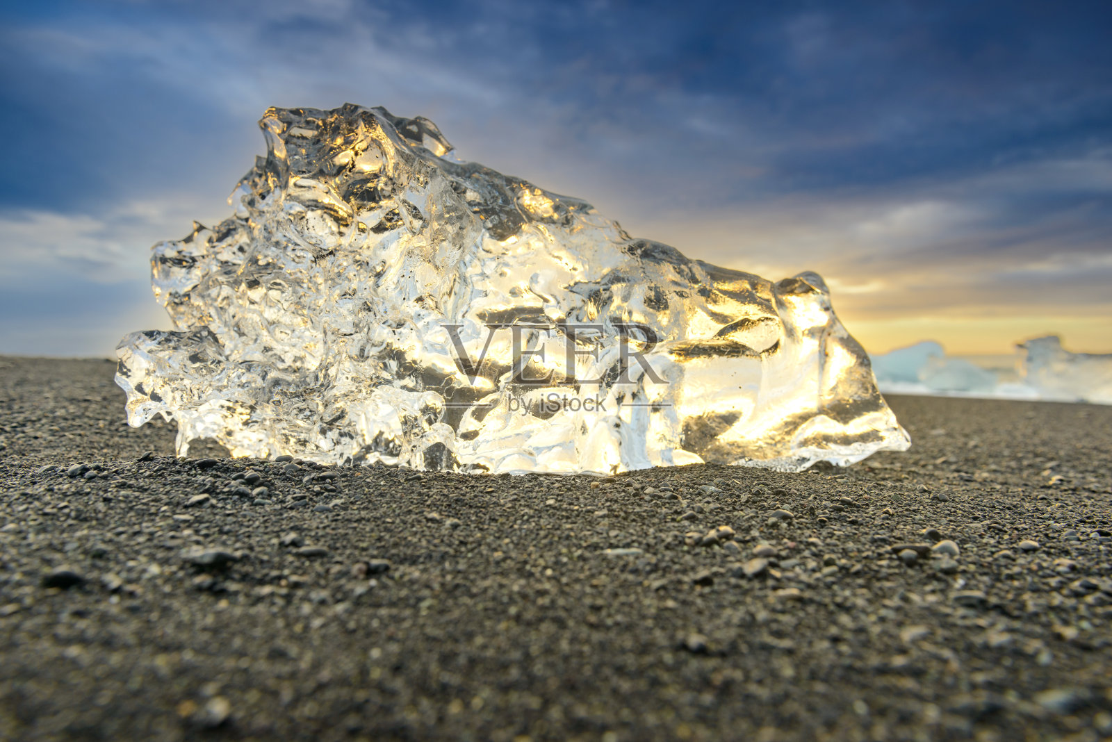 在冰岛Jokulsarlon被称为钻石海滩的黑灰海滩上，被冲上来的冰形状照片摄影图片