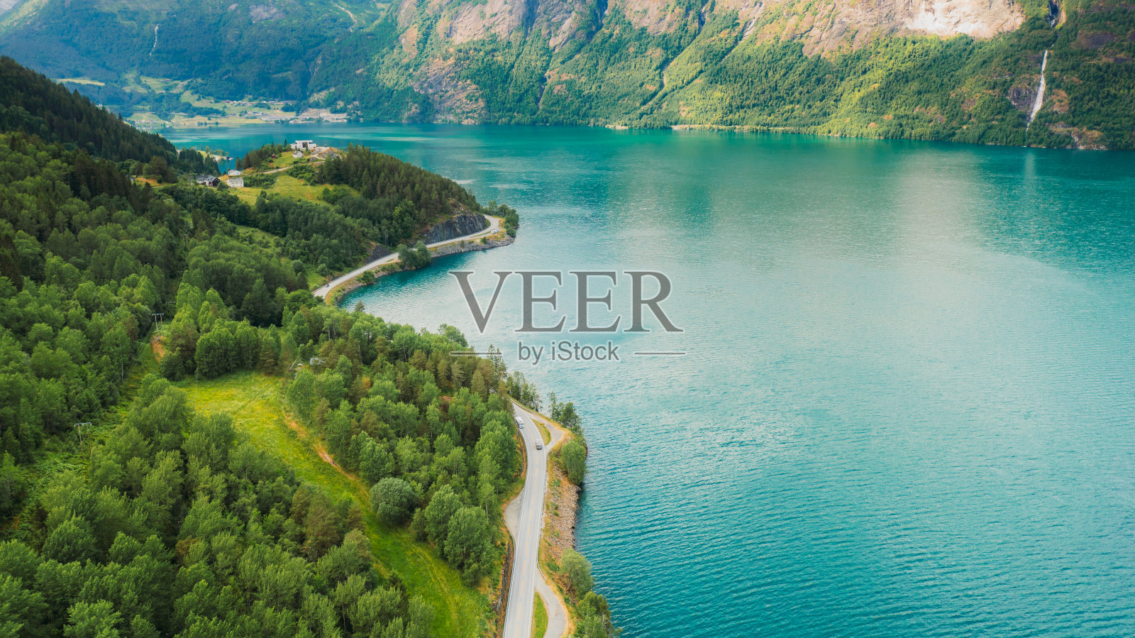 在水晶蓝峡湾与山景风景优美的夏季景观中汽车驾驶鸟瞰图照片摄影图片