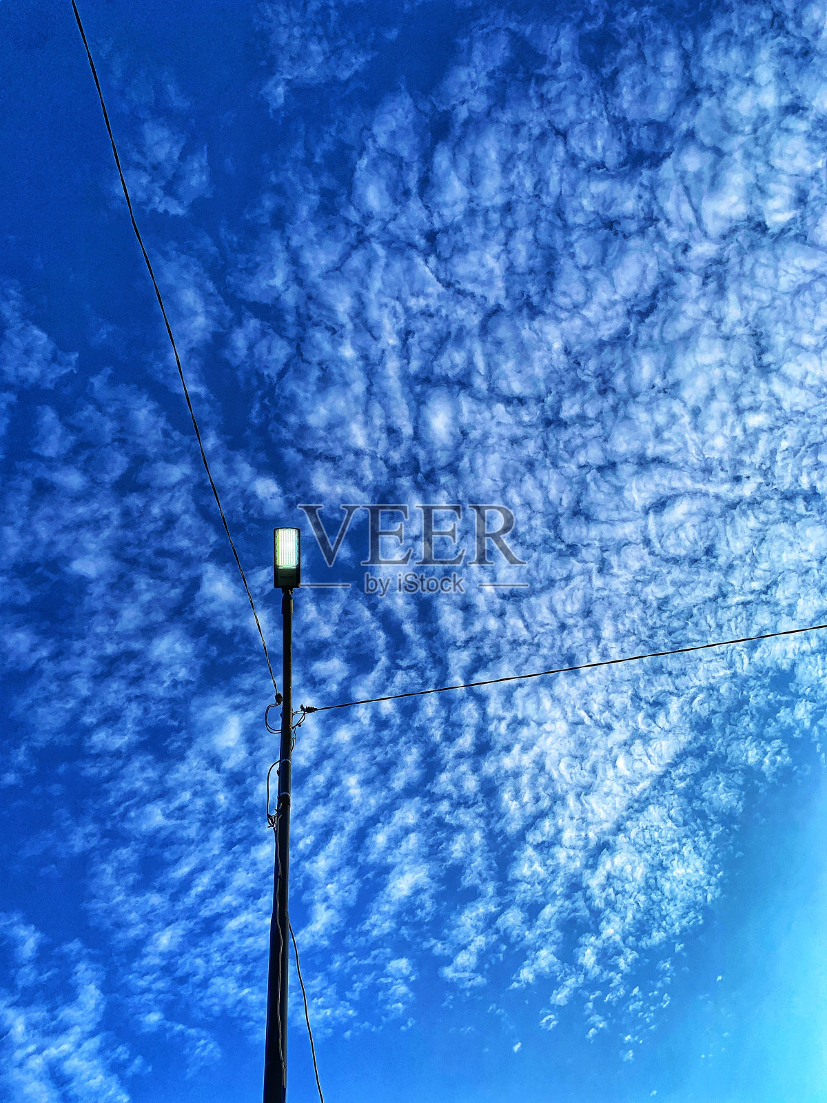 印尼茂物蓝天下的街灯照片摄影图片