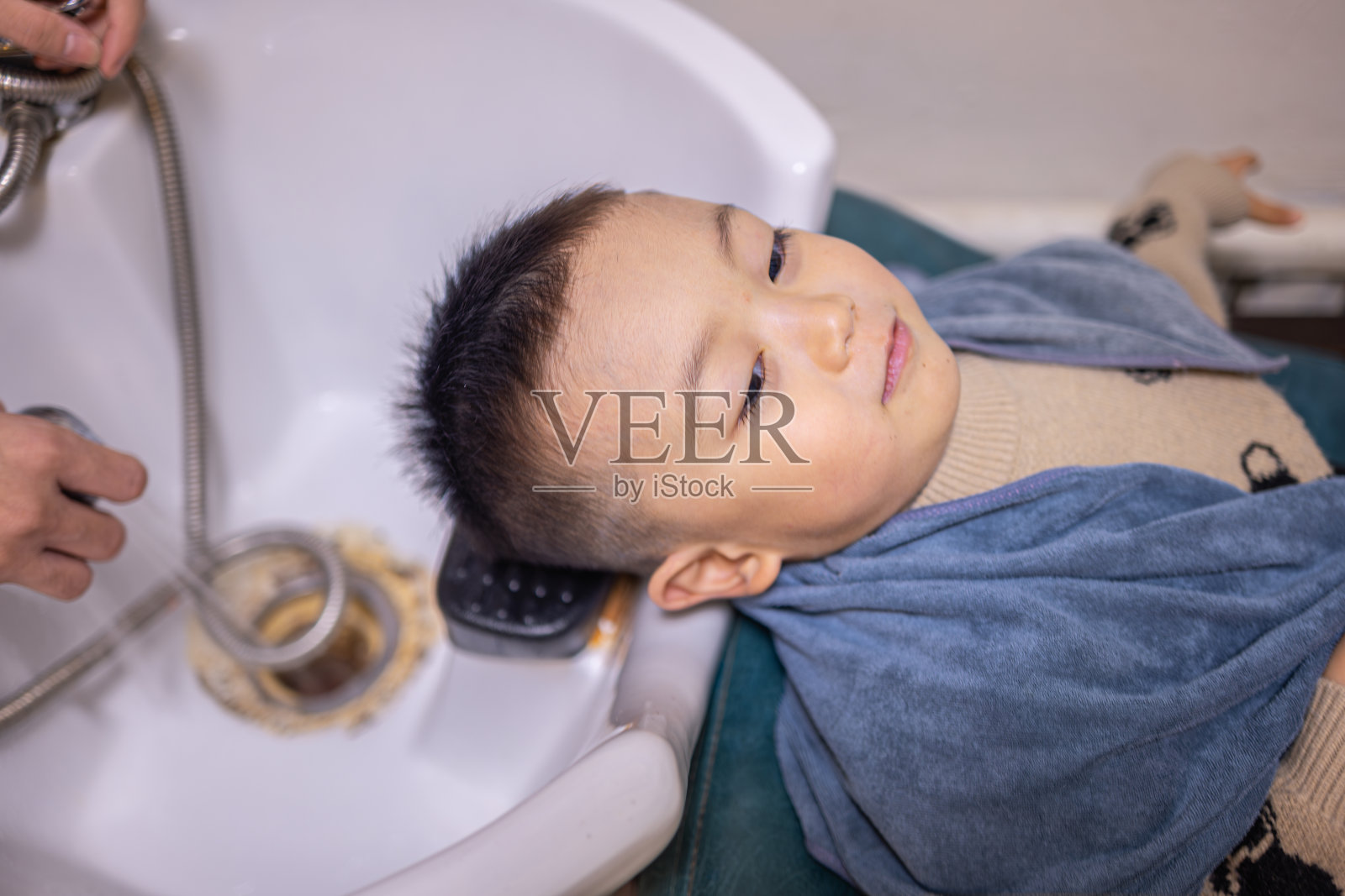 在中国农历二月初二，一个孩子正在理发照片摄影图片