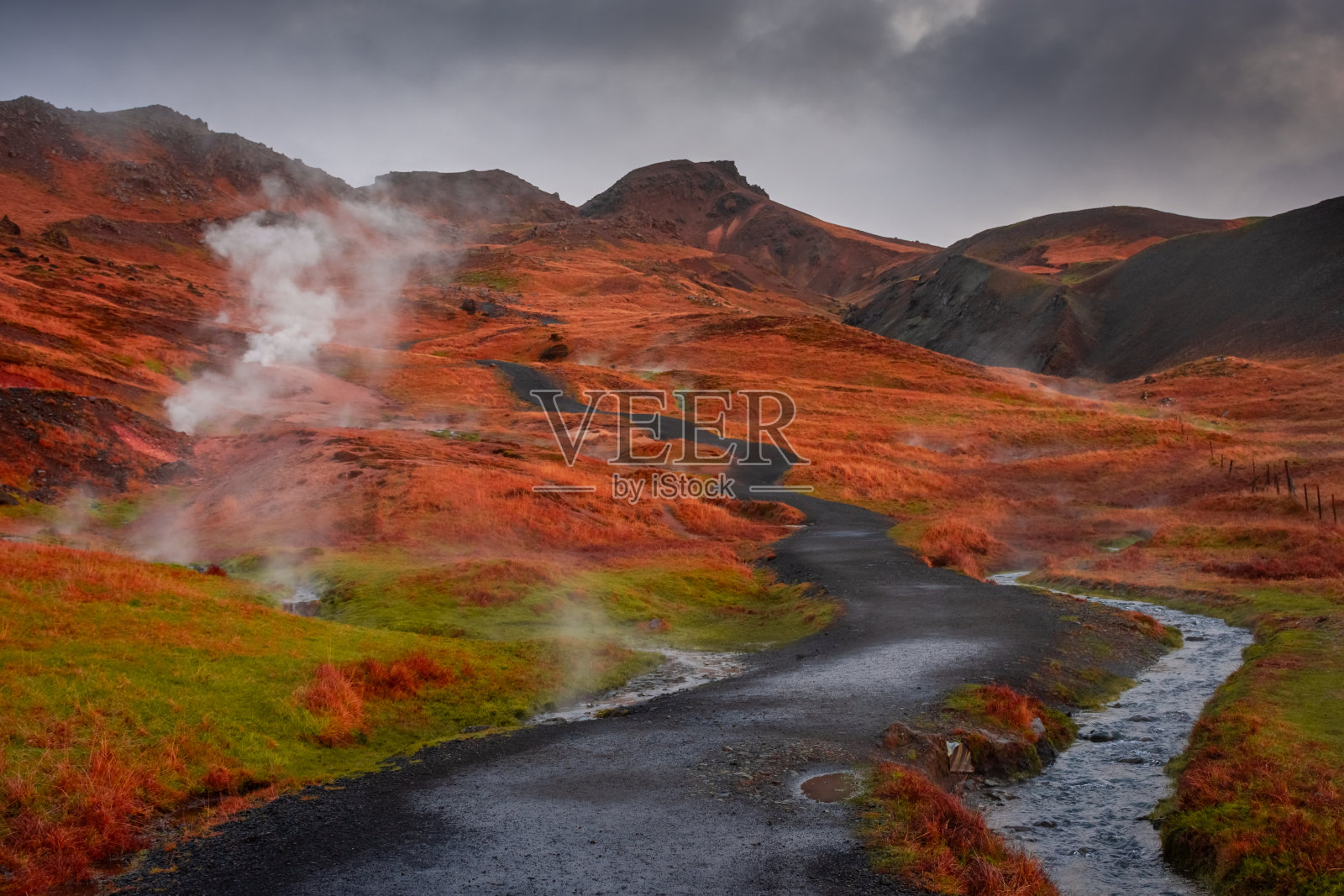 冰岛雷克雅达鲁尔的火山景观，有天然温泉的蒸汽山谷照片摄影图片