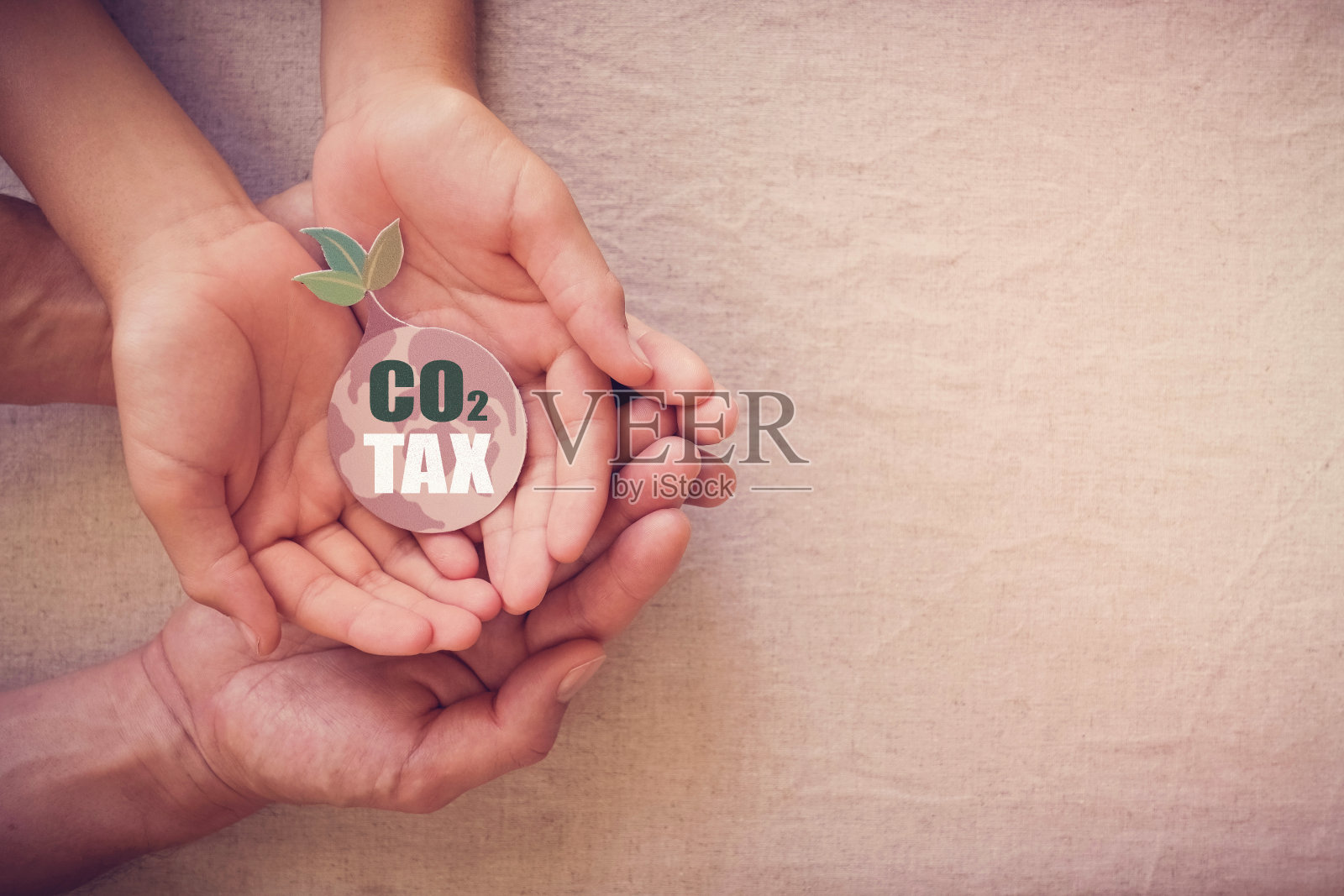 手握二氧化碳税地球剪纸，碳税，净零概念照片摄影图片