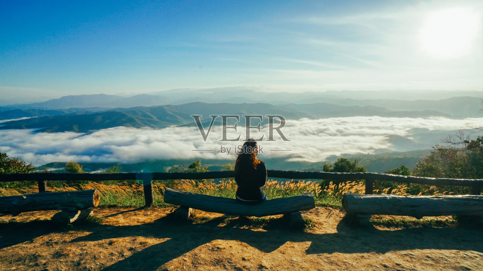 柔和的焦点，亚洲妇女放松与雾在南Samer岛，泰国。女人的剪影落在日出前的云海山丘上照片摄影图片