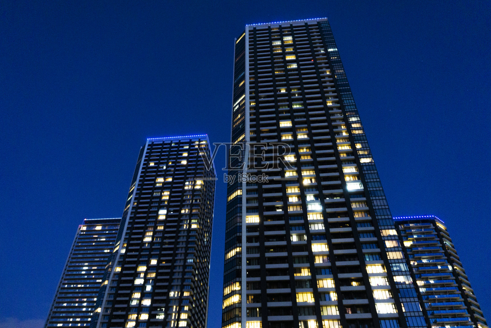 沿着城市河流的高层公寓夜景照片摄影图片