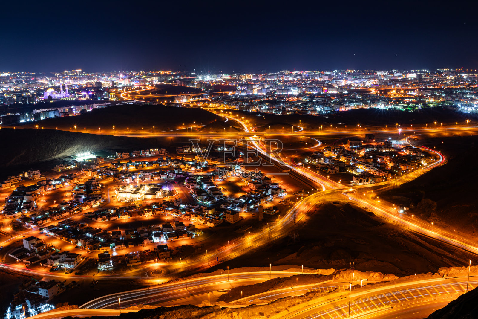 夜晚从顶部看到的马斯喀特蜿蜒的道路照片摄影图片