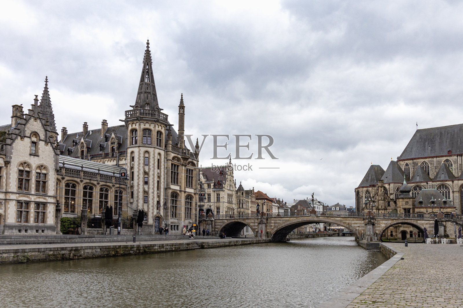 美丽的中世纪根特中心和运河照片摄影图片