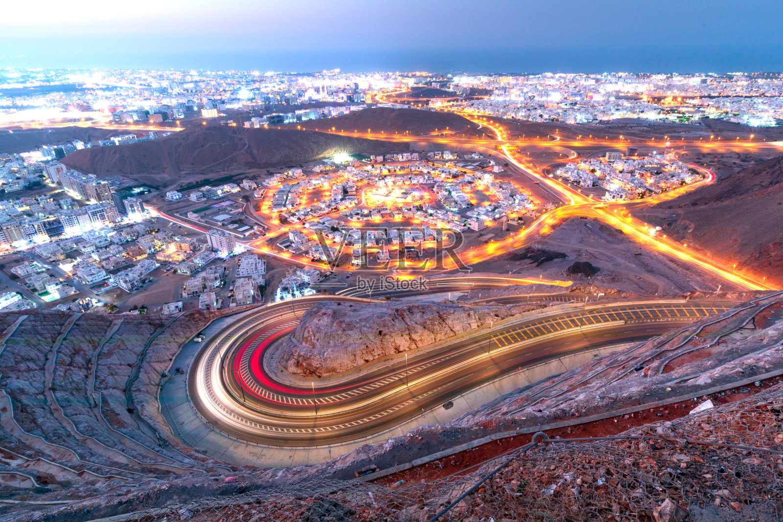 马斯喀特蓝色时段的波浪路顶视图照片摄影图片