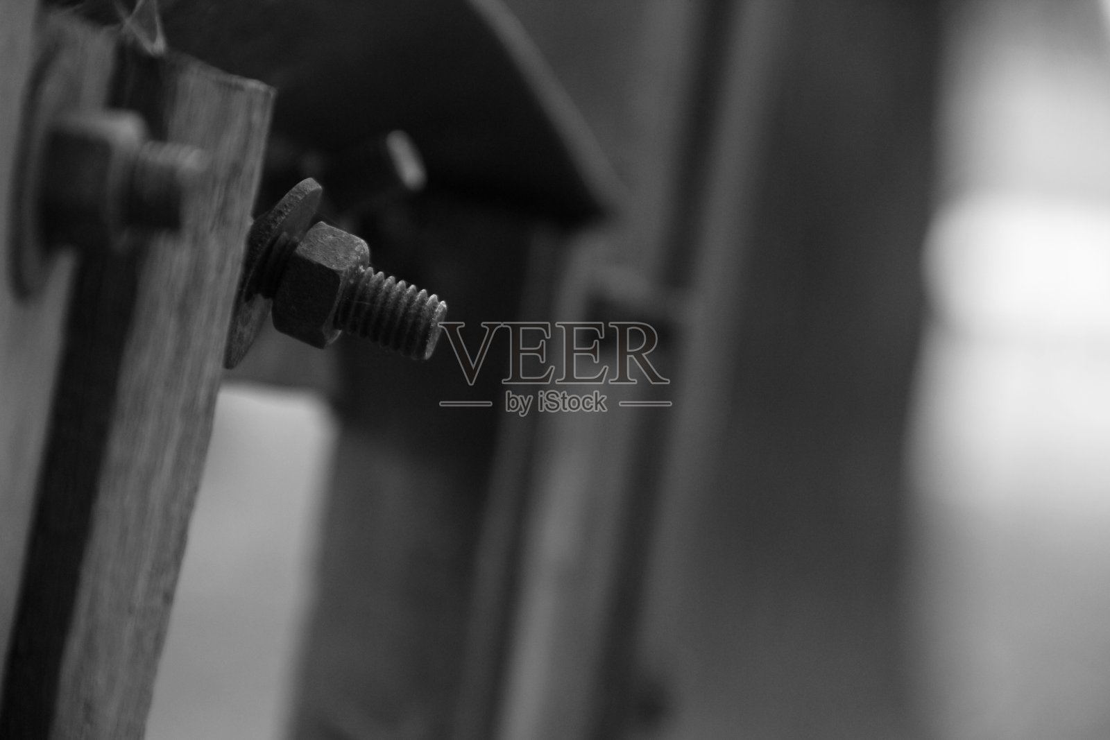 木框上螺栓的灰度特写照片摄影图片
