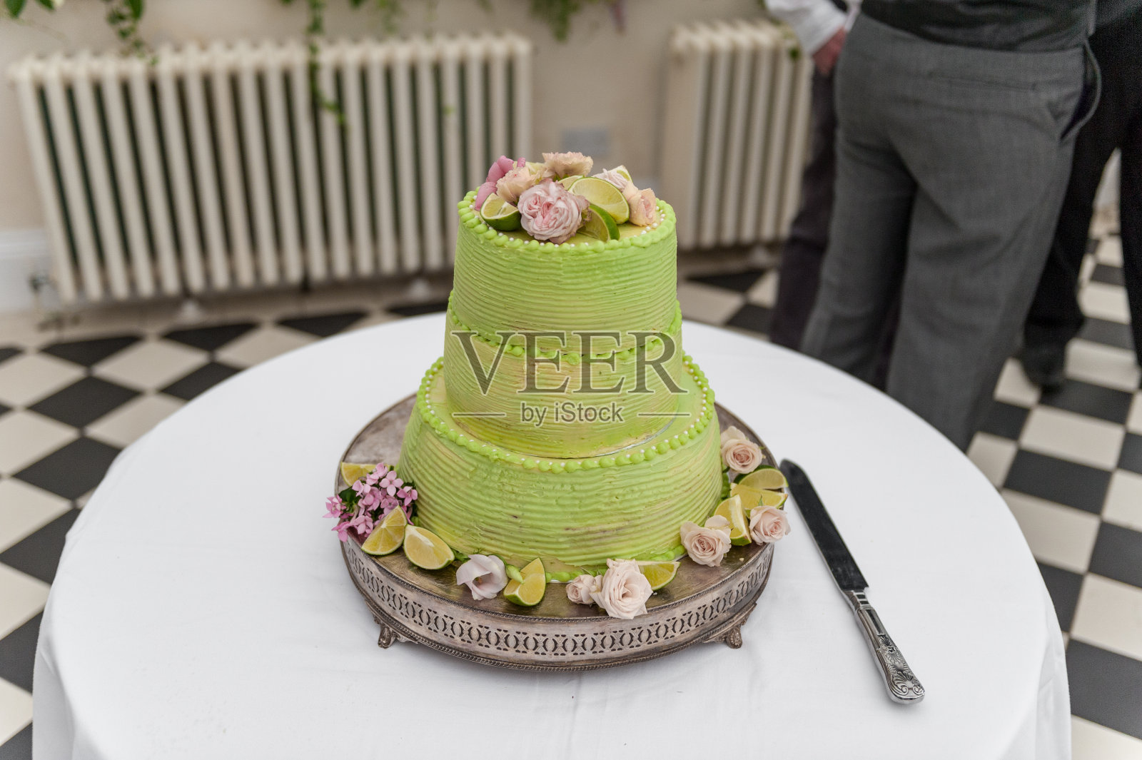 桌子上的绿色婚礼蛋糕照片摄影图片