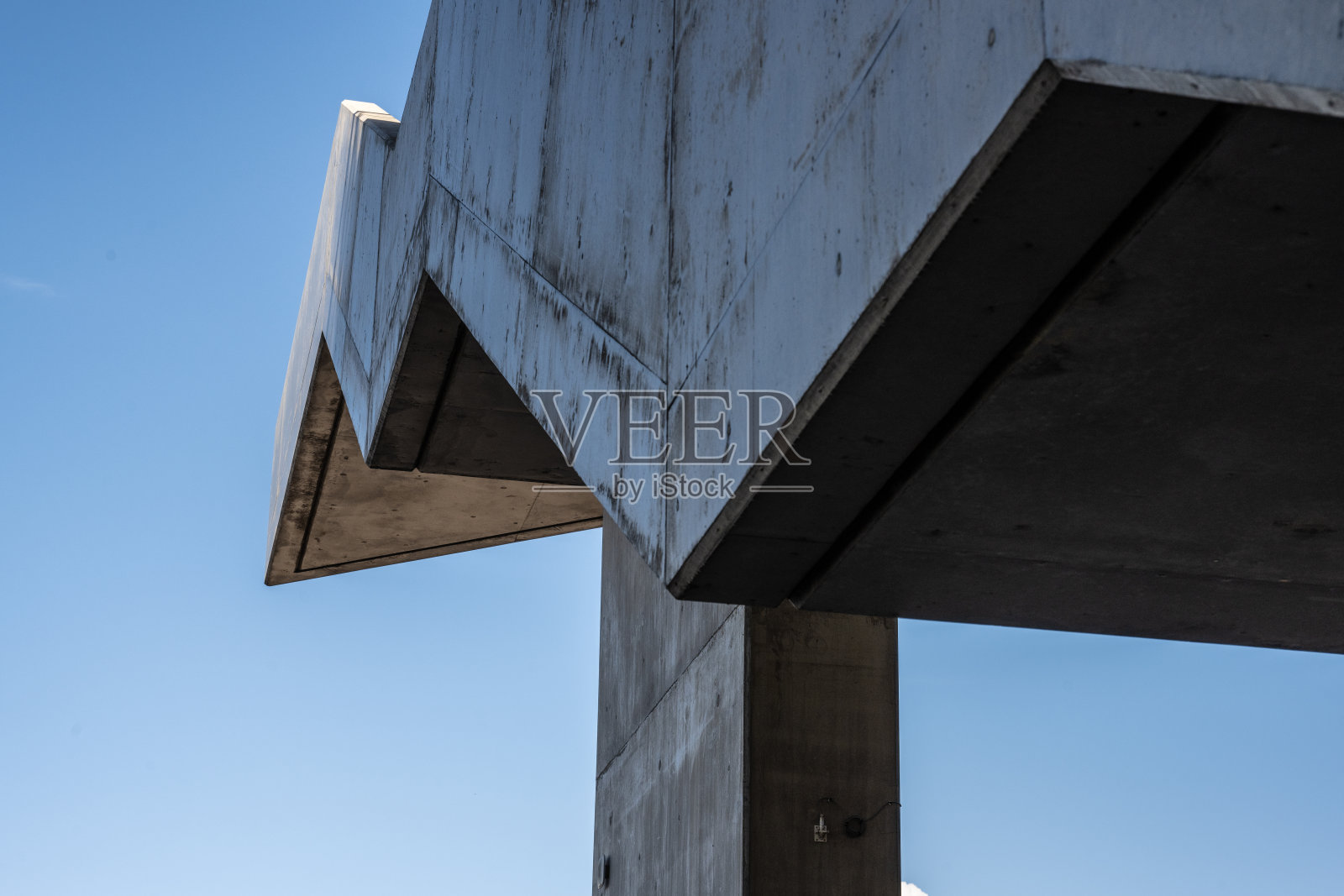 通往桥上的混凝土楼梯。照片摄影图片