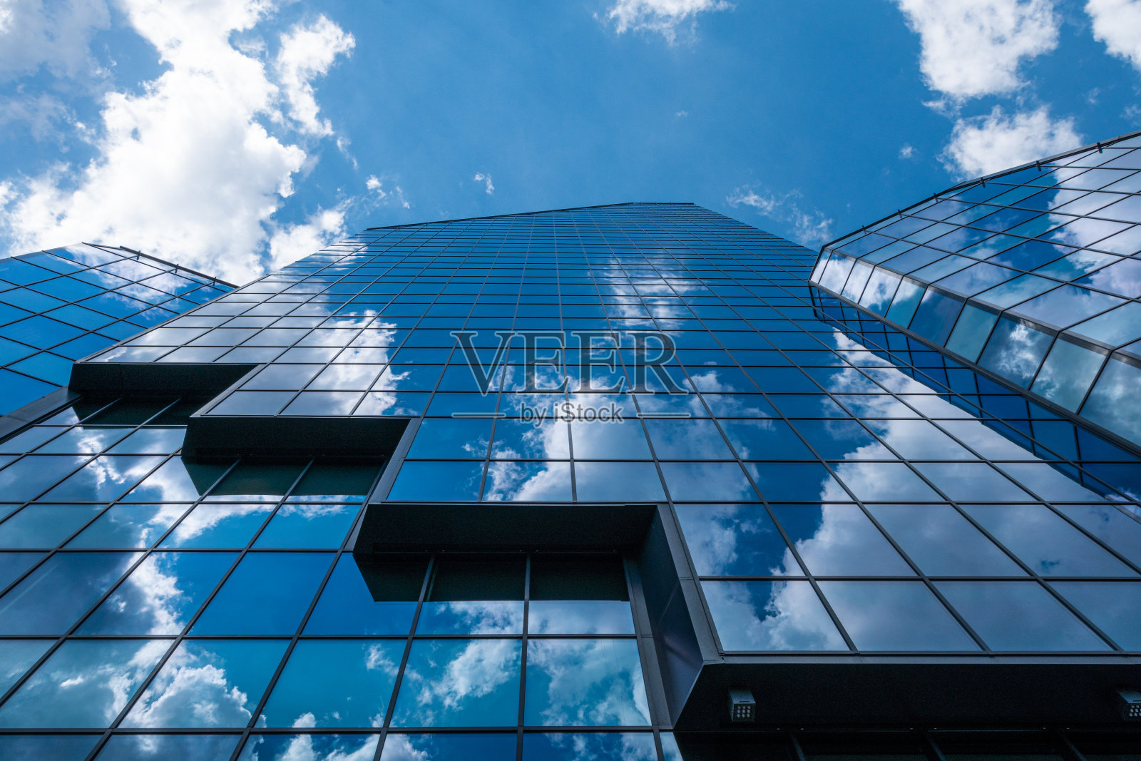 仰望云层在索非亚市，保加利亚最现代的商业建筑之一-创意库存图像-库存照片。照片摄影图片