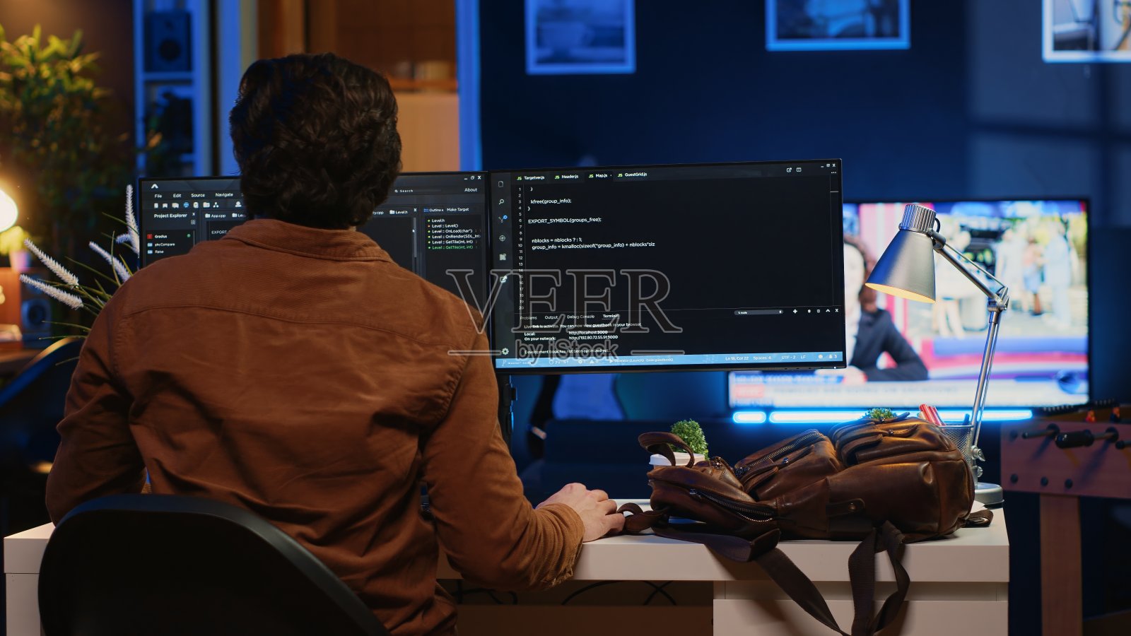 IT工程师开始在公寓里轮班，在电脑上写代码照片摄影图片