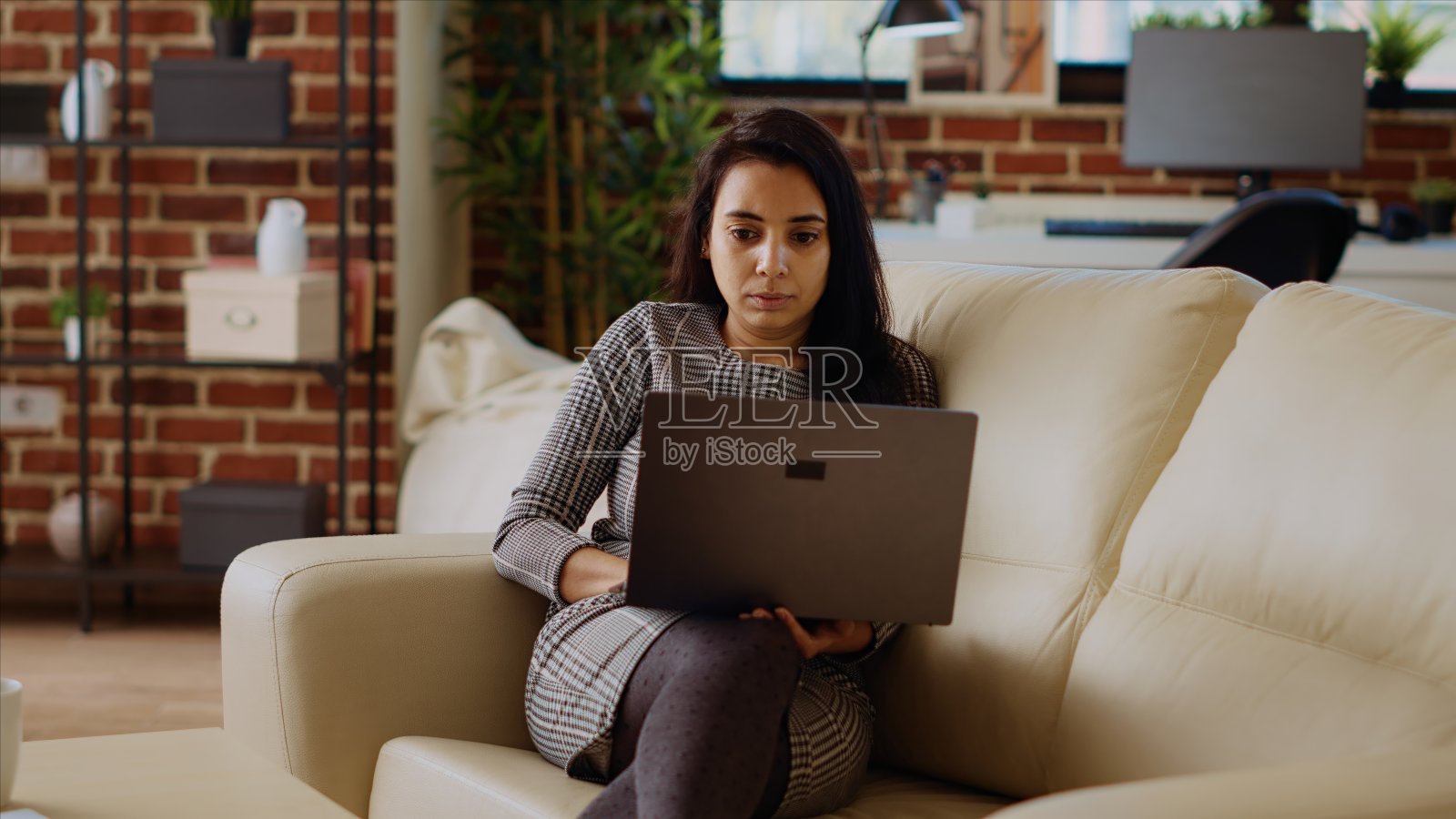 自雇女性，专注于在家里完成枯燥单调的工作任务照片摄影图片