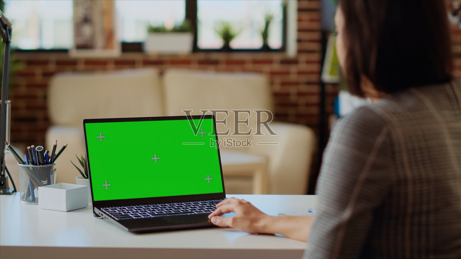 自雇女性在实体设备上阅读商务邮件照片摄影图片