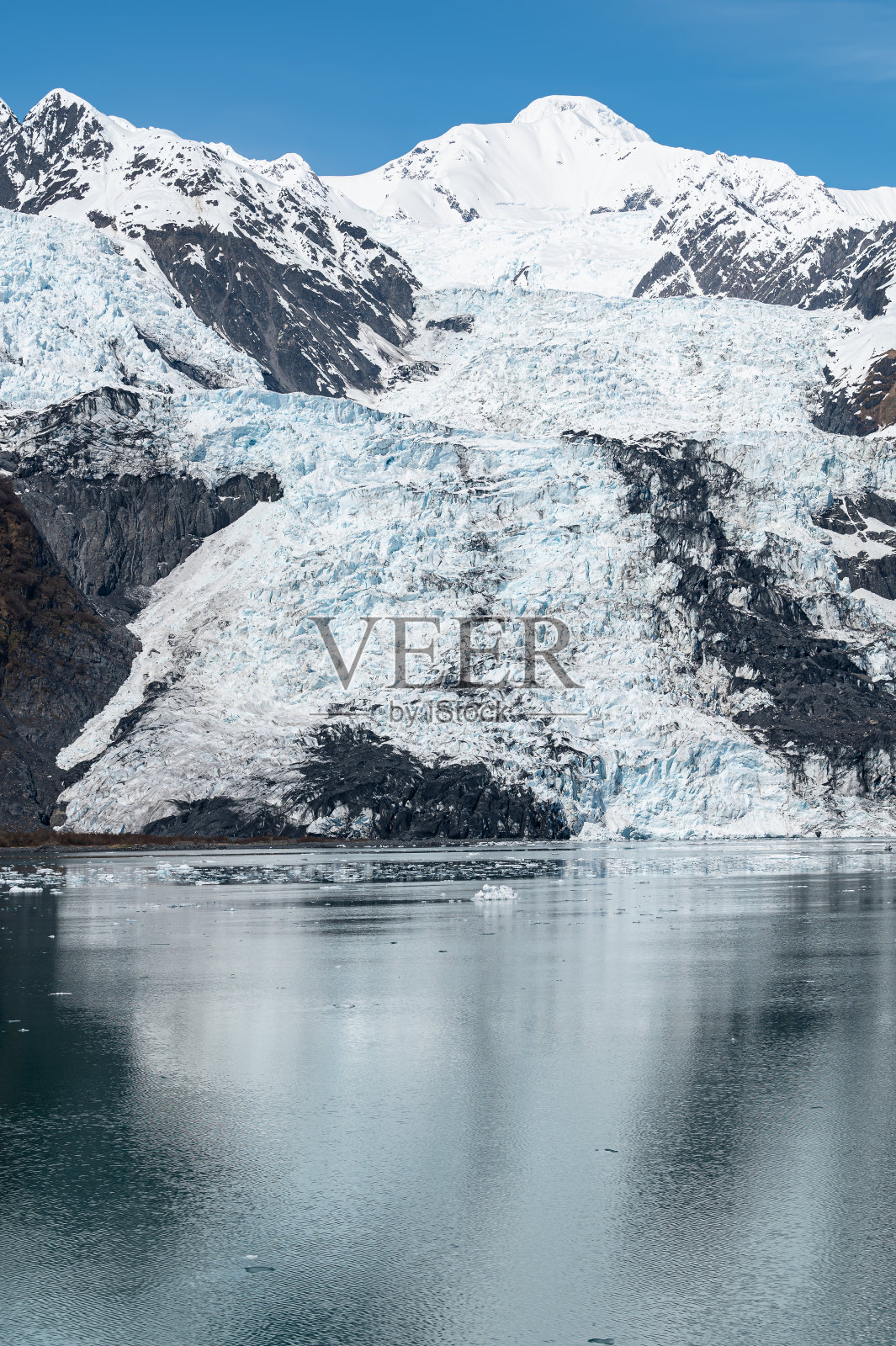 潮水冰川反射在美国阿拉斯加大学峡湾平静的水面上照片摄影图片