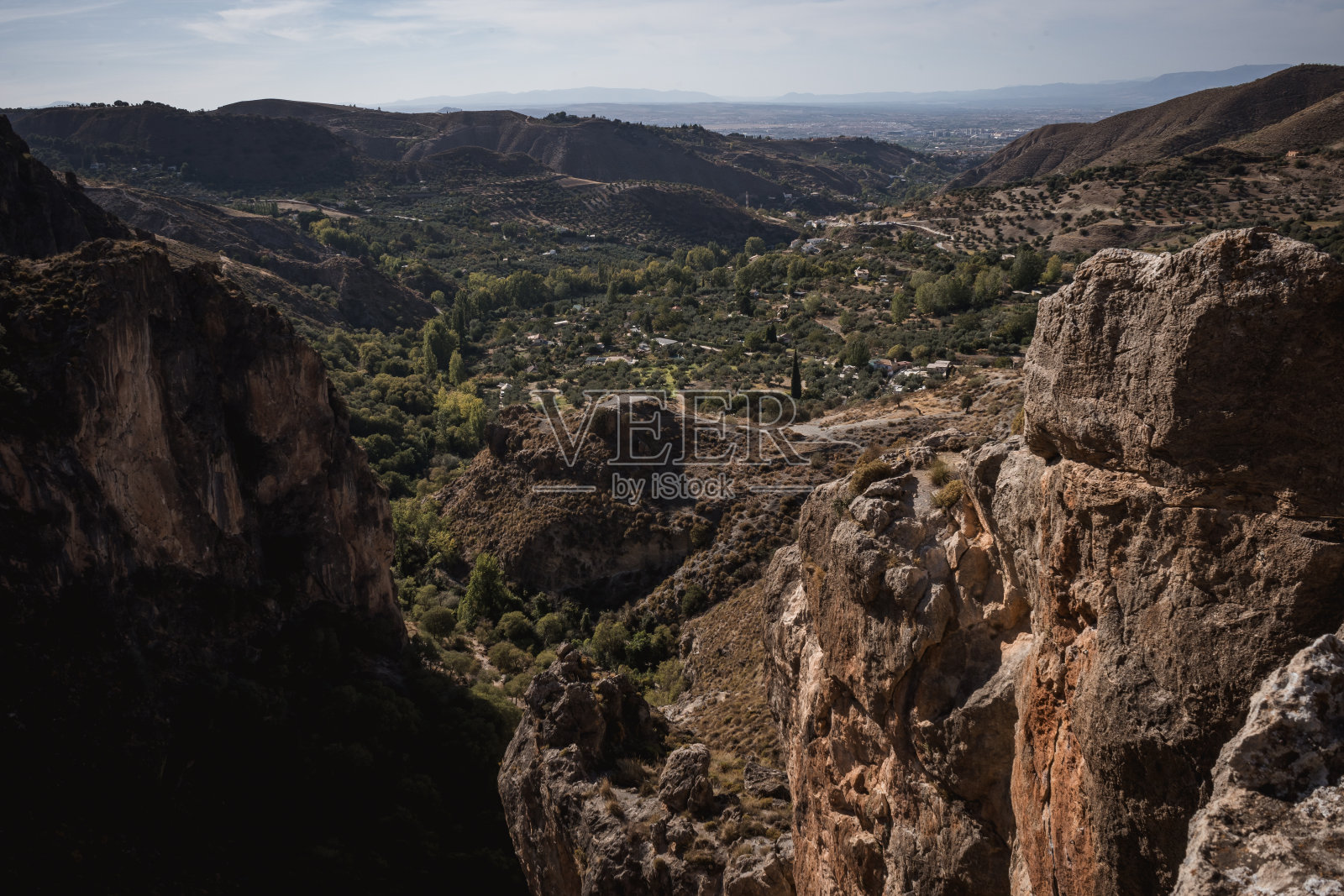 这条小路位于干旱的山间，有悬崖照片摄影图片