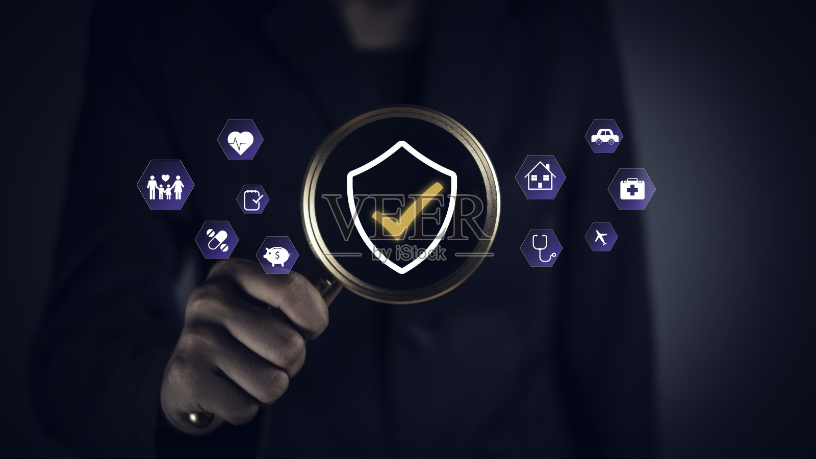 网上保险代理或网上购买保险的概念。保险在线对汽车、旅游、家庭和生活、金融和健康保险保障重点进行了放大。照片摄影图片