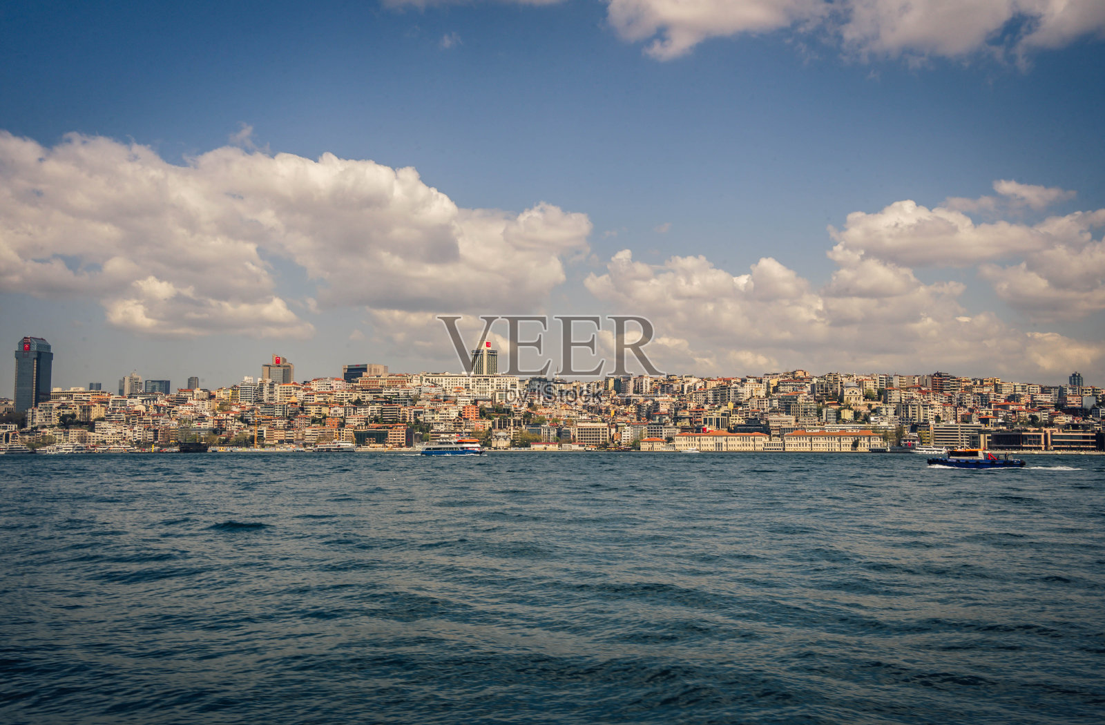 从海上俯瞰伊斯坦布尔的欧洲一侧照片摄影图片