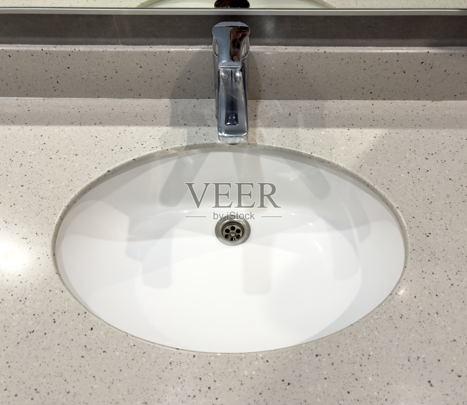 洗手间里有带水龙头的白色脸盆照片摄影图片