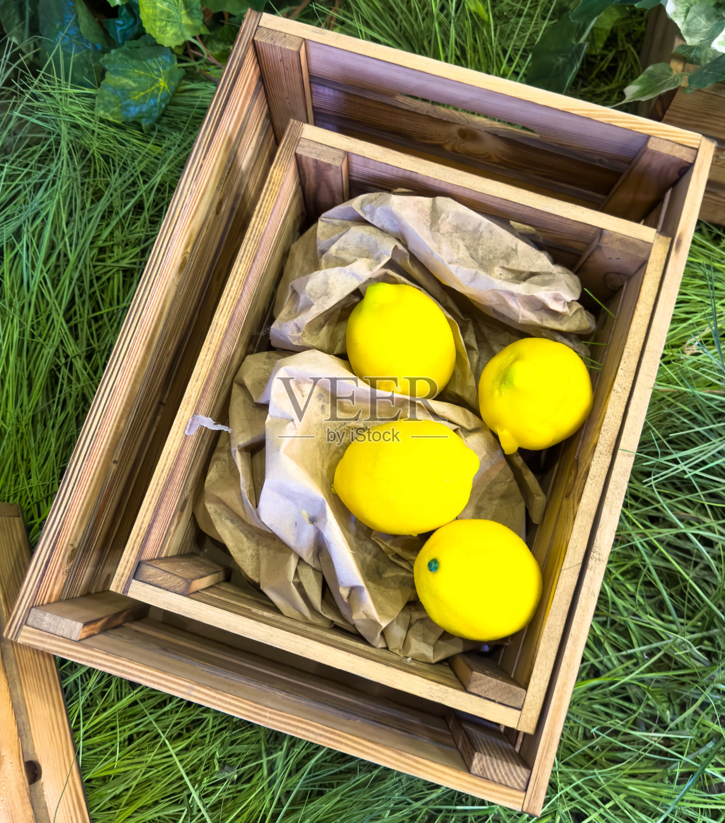 装在木箱里的人造柠檬照片摄影图片