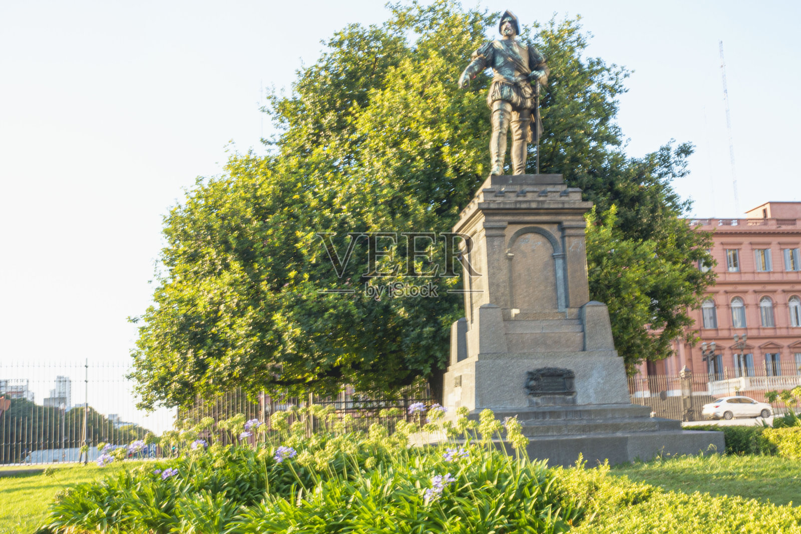 胡安·德·加雷雕像和摩天大楼，在布宜诺斯艾利斯，在阿根廷照片摄影图片