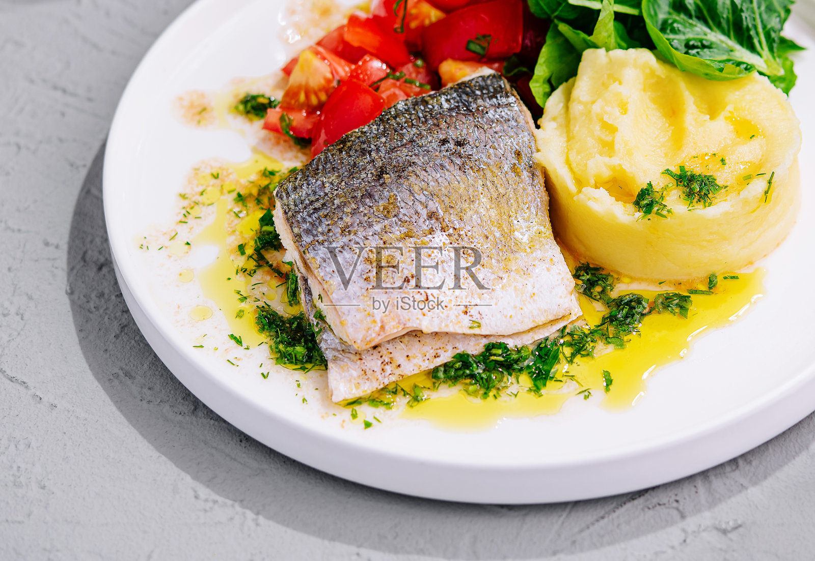 炸鲱鱼片配土豆泥照片摄影图片