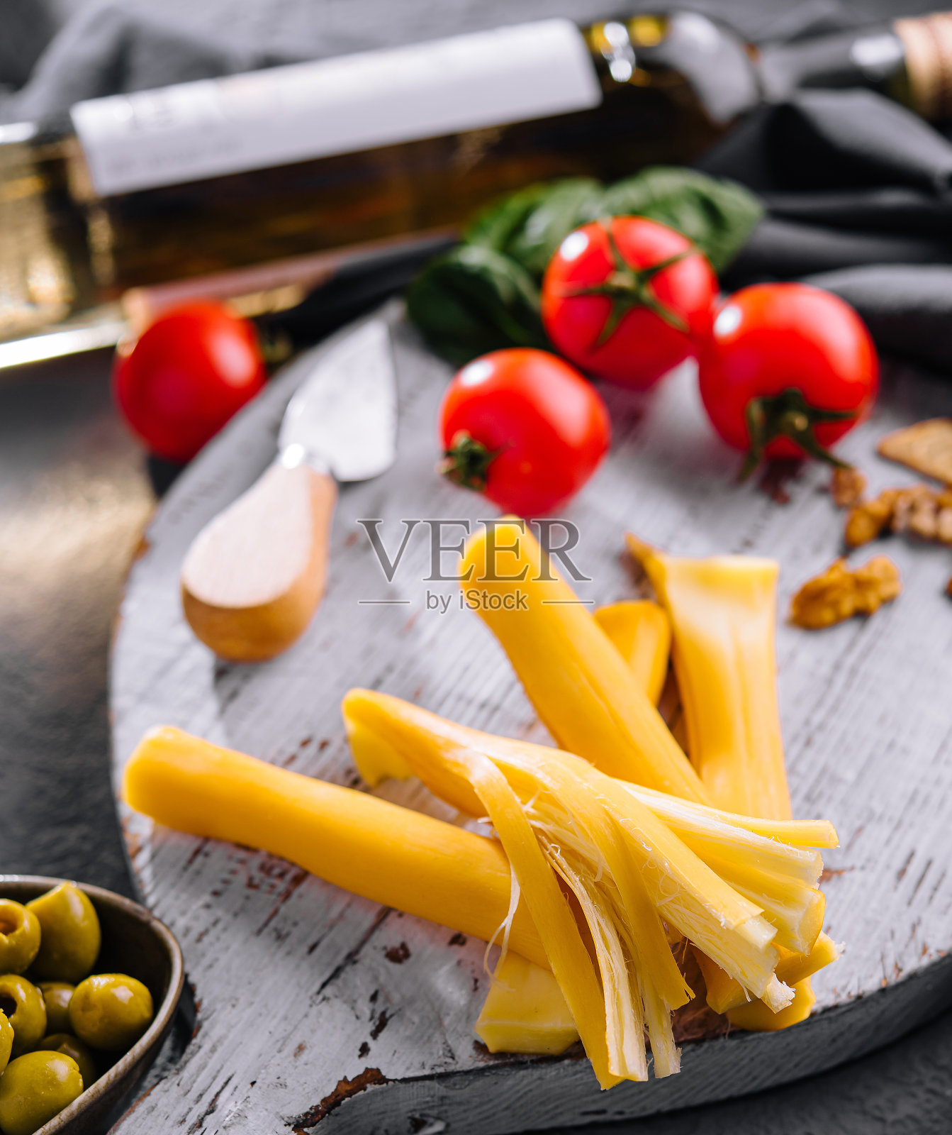 木板上的烟熏编织奶酪照片摄影图片