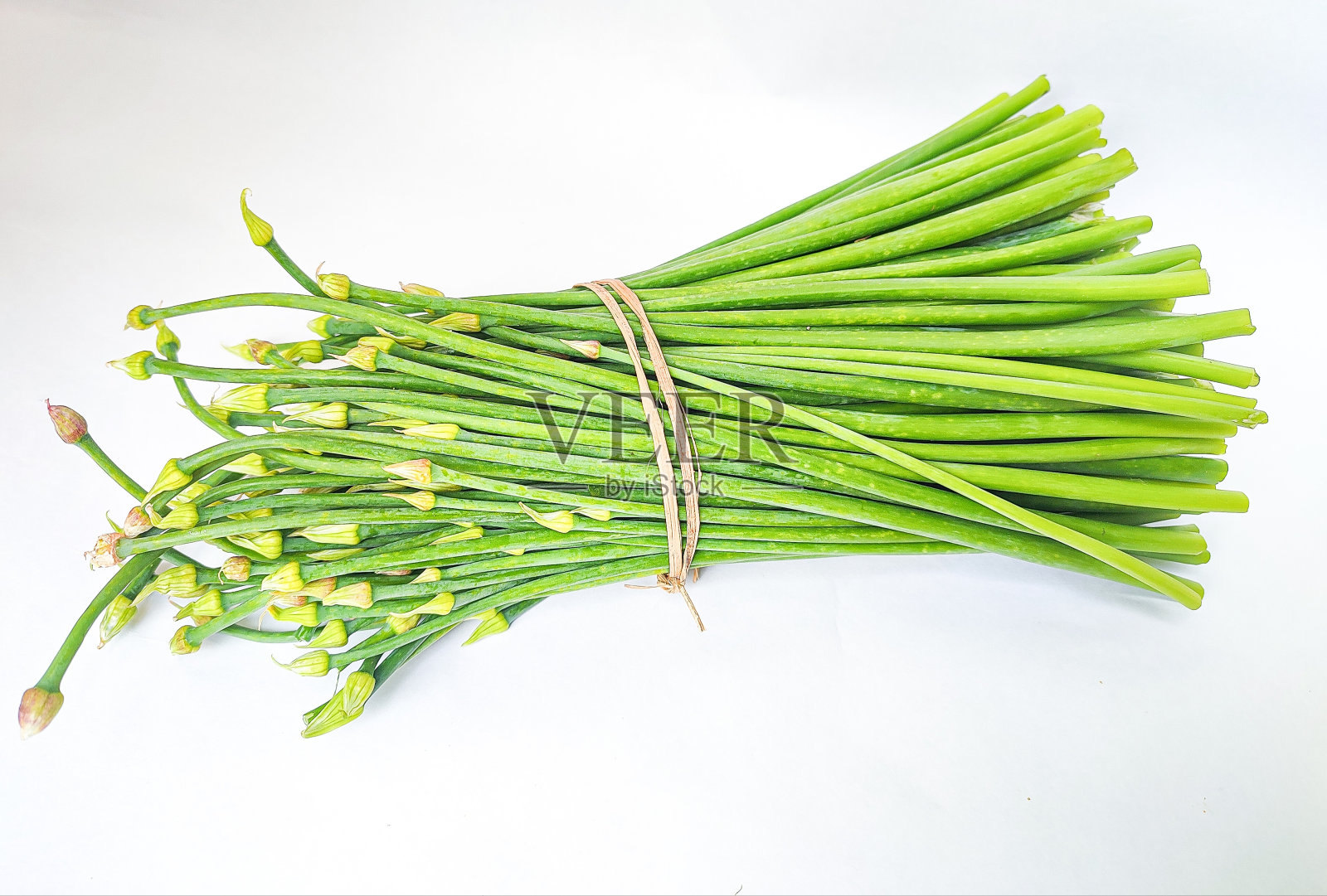 白色背景上孤立的小韭菜束。照片摄影图片