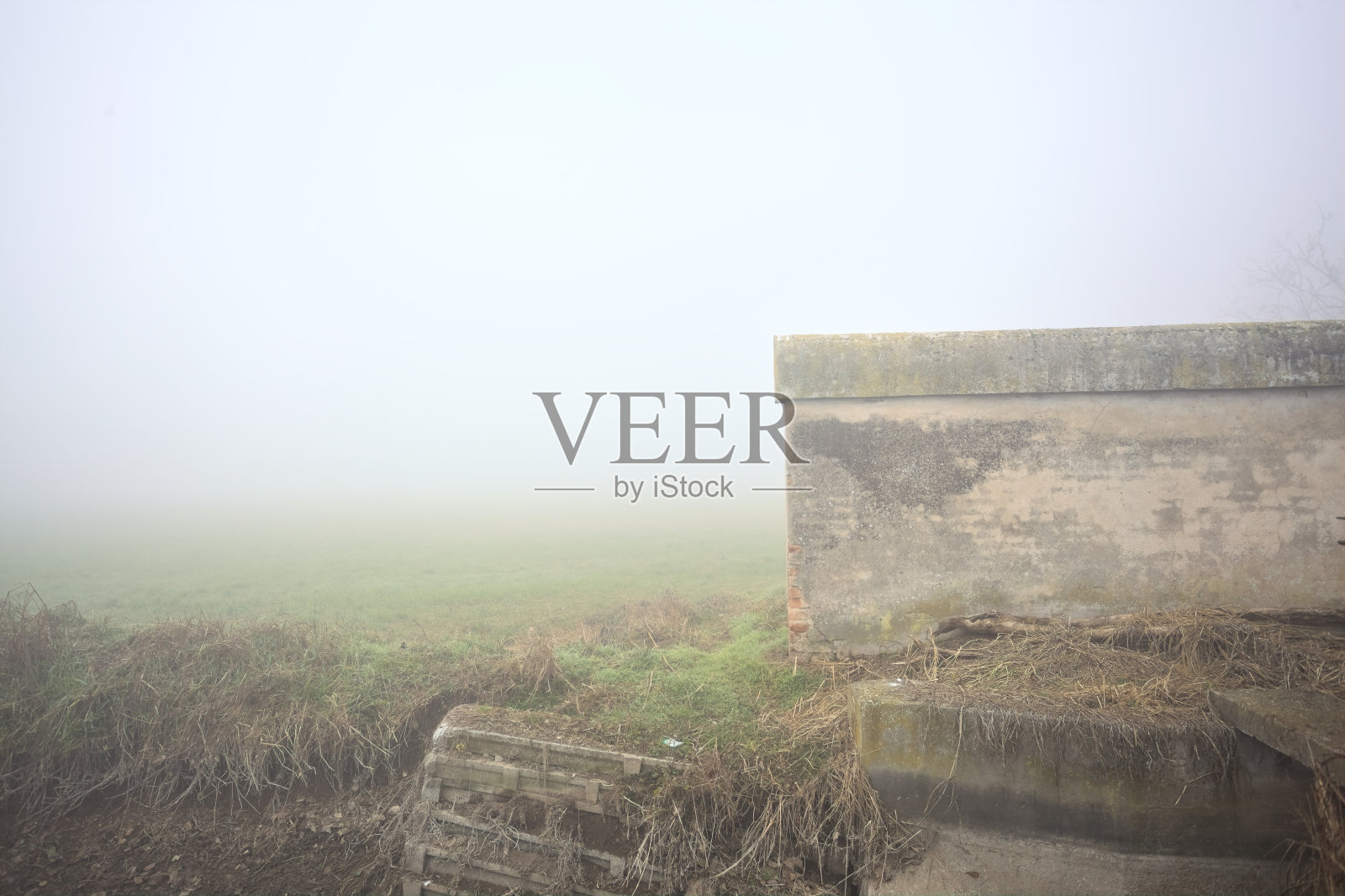 在有雾的日子里，田野里的墙照片摄影图片